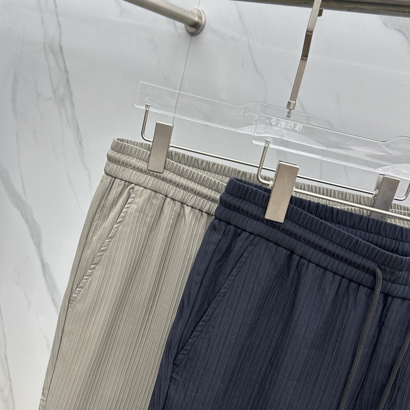 🆕Loewe罗意威 25ss早秋新款竖条纹抽绳休闲裤，该款休闲裤采用客供定制竖条纹肌理面料，质地轻薄得仿