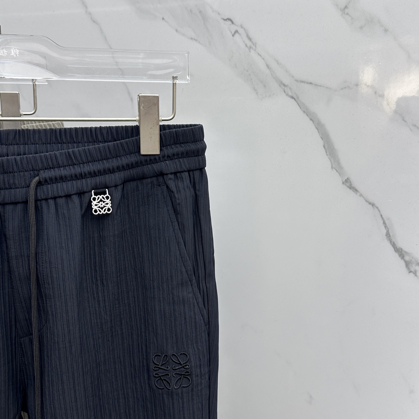 🆕Loewe罗意威 25ss早秋新款竖条纹抽绳休闲裤，该款休闲裤采用客供定制竖条纹肌理面料，质地轻薄得仿