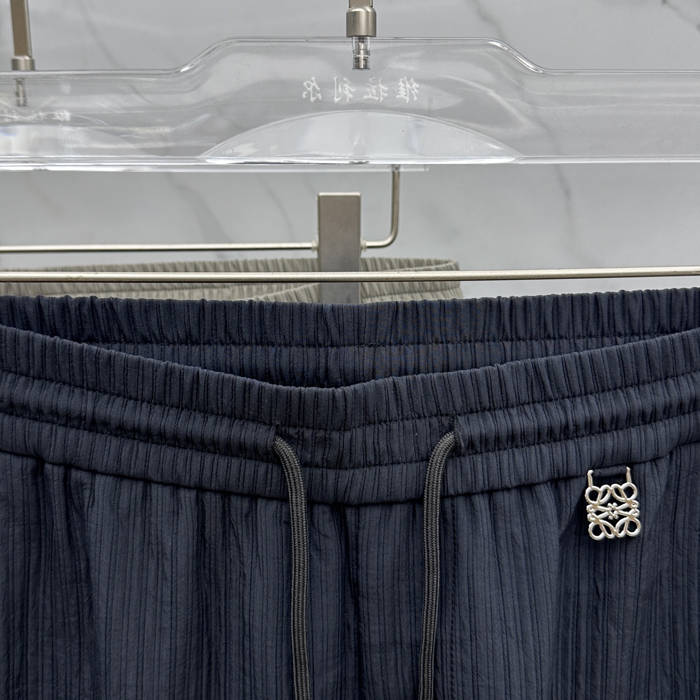 🆕Loewe罗意威 25ss早秋新款竖条纹抽绳休闲裤，该款休闲裤采用客供定制竖条纹肌理面料，质地轻薄得仿