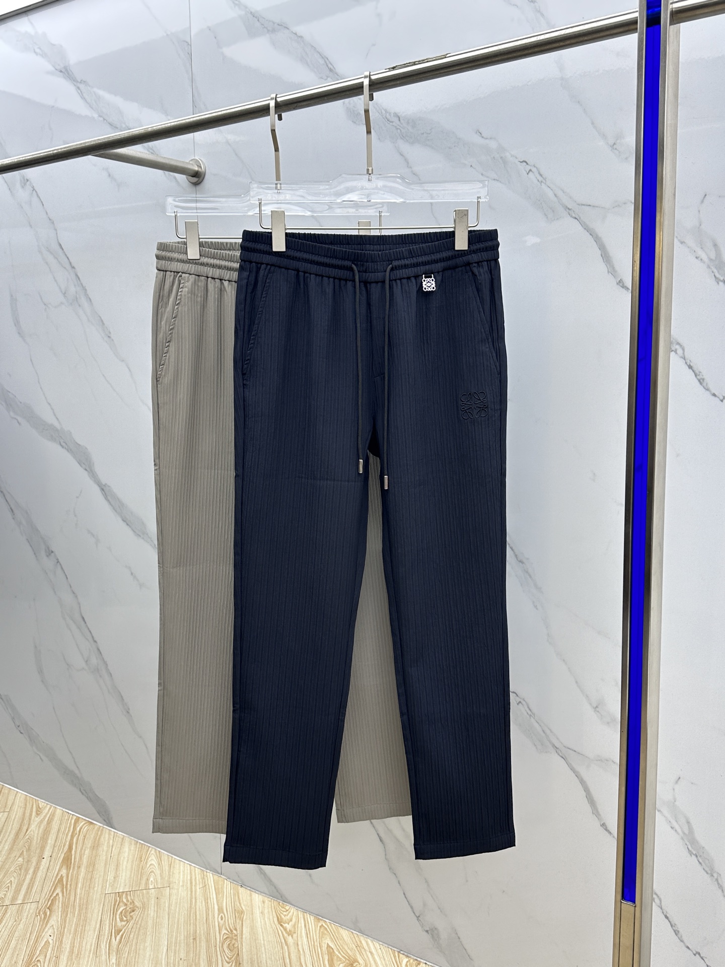 🆕Loewe罗意威 25ss早秋新款竖条纹抽绳休闲裤，该款休闲裤采用客供定制竖条纹肌理面料，质地轻薄得仿