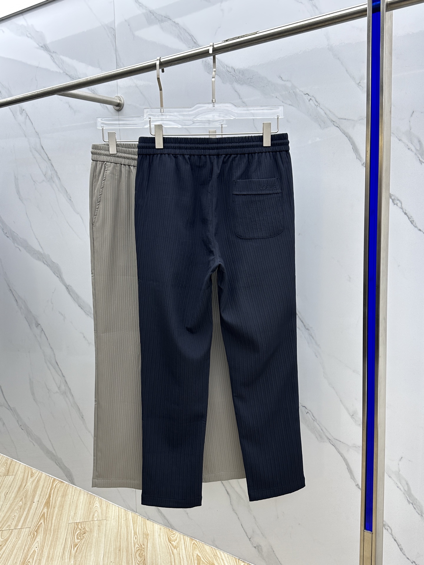 🆕Loewe罗意威 25ss早秋新款竖条纹抽绳休闲裤，该款休闲裤采用客供定制竖条纹肌理面料，质地轻薄得仿