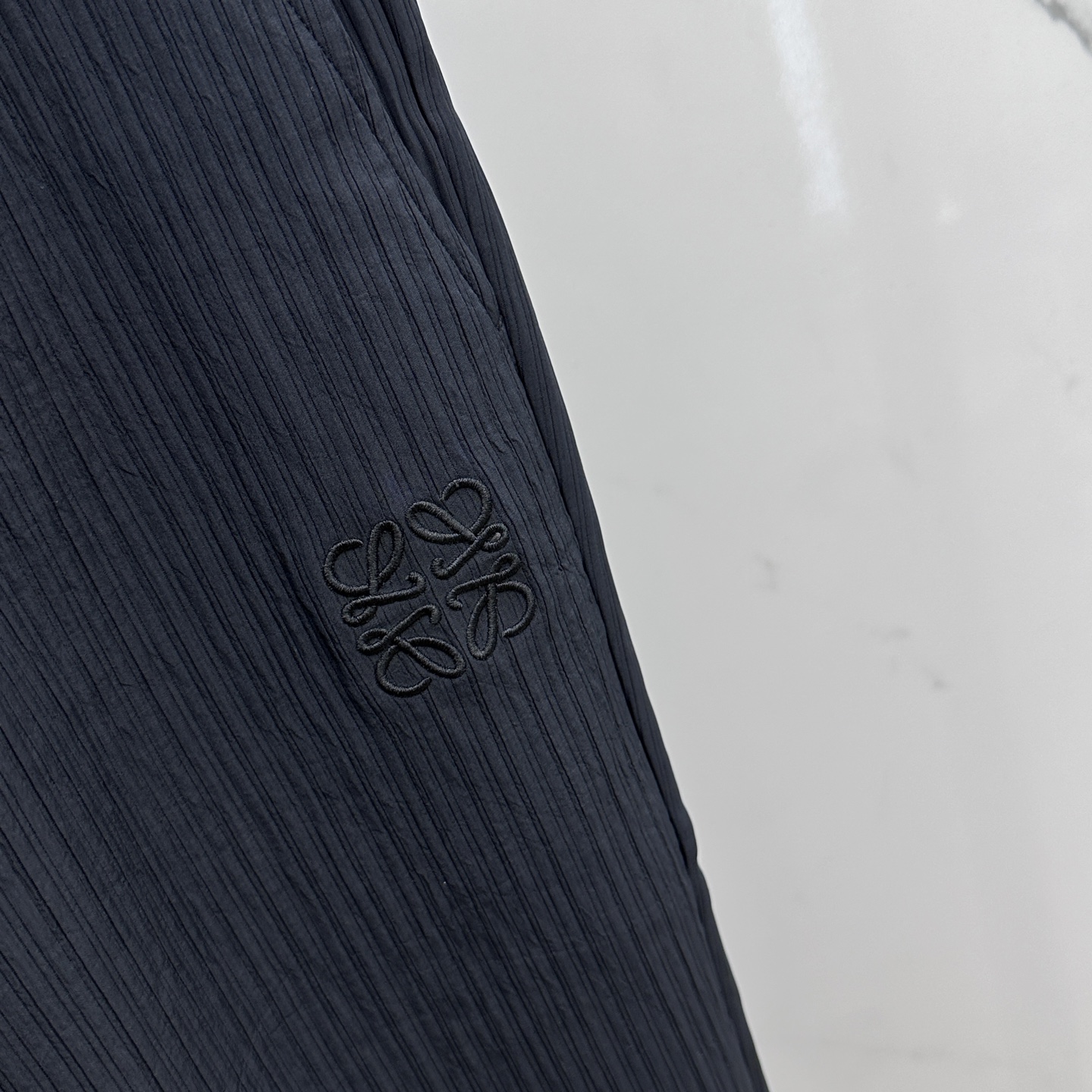 🆕Loewe罗意威 25ss早秋新款竖条纹抽绳休闲裤，该款休闲裤采用客供定制竖条纹肌理面料，质地轻薄得仿