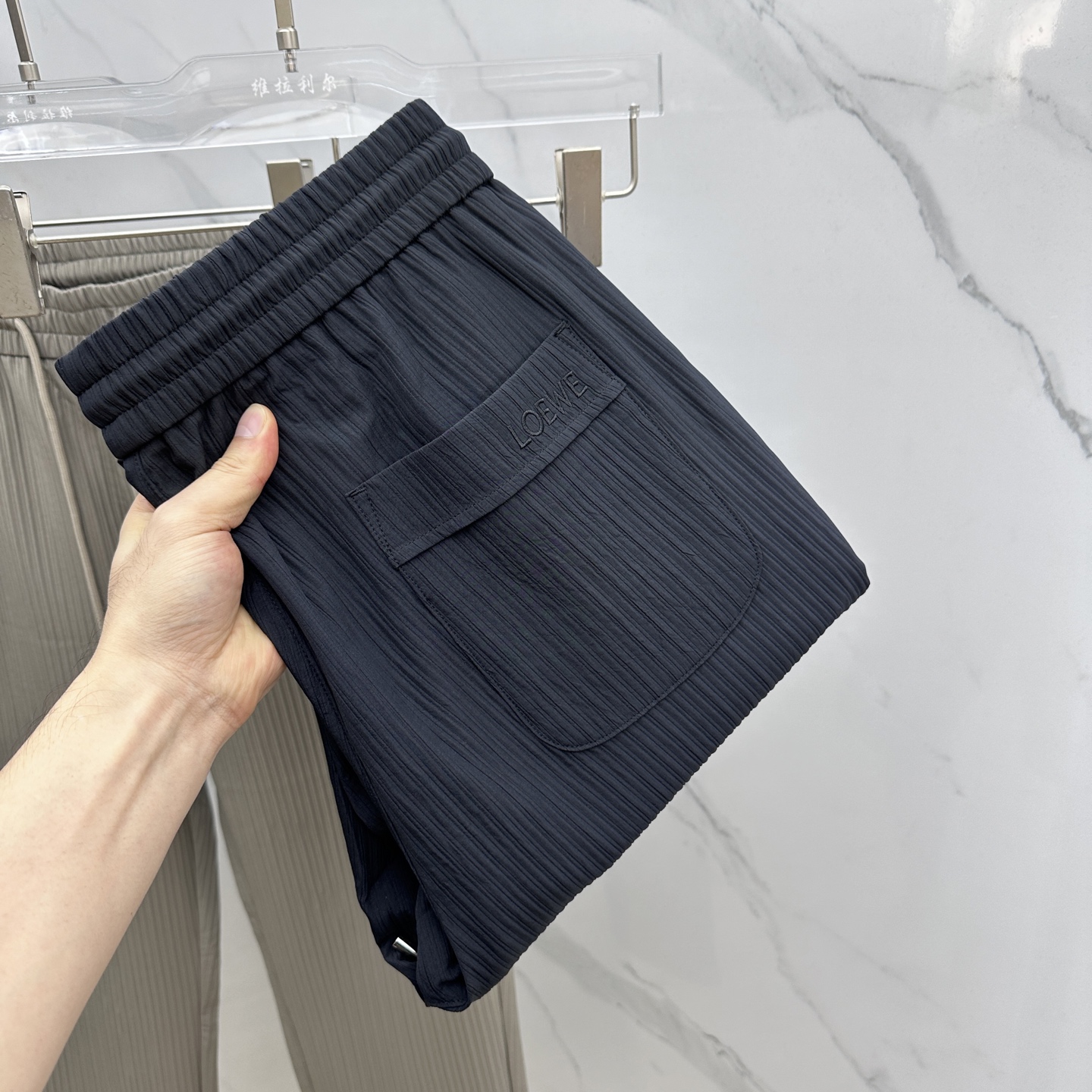 NO:523774,Loewe 25ss early autumn new vertical striped drawstring casual pants, this casual pants are made of customized vertical striped textures. The texture is so thin that it seems to have no weight, but it really fits your skin, bringing an unparalleled comfort experience!  The front and back are embroidered with classic letter logos, exquisite embroidery craftsmanship, each needle and every thread are closely connected, the lines are smooth and natural, the outlines of the letters are clearly visible, full of recognition!  se Size M-3XL M Waist 7884 Hips 98 Front 28 Thigh circumference 58 Trouser length 100 Trouser legs 34 L Waist circumference 8288 Hips circumference 102 Front circumference 29 Thigh circumference 60 Trouser length 101 Trouser legs 35 XL Waist circumference 8692 Hip circumference 106 Front circumference 30 Thigh circumference 62 Trouser length 102 Trouser legs 36 XXL Waist circumference 9096 Hips circumference 110 Front circumference 30 Thigh circumference 64 Trouser length 103 Trouser legs 37 3XL Waist circumference 94100 Hips circumference 114 Front circumference 31 Thigh circumference 66 Trouser length 104 Trouser legs 38,,loewe,loewe,alexander wang19860909Loewe罗意威 25ss早秋新款竖条纹抽绳休闲裤,该款休闲裤采用客供定制竖条纹肌理面料,质地轻薄得仿佛没有重量,却又实实在在地贴合着你的肌肤,带来一种无与伦比的舒适体验！前后幅都绣有经典的字母徽标,精湛的刺绣工艺,每一针每一线都紧密相连,线条流畅而自然,字母的轮廓清晰可见,充满了辨识度！se 尺码M-3XL M 腰围7884 臀围98 前档28 大腿围58 裤长100 裤脚34 L 腰围8288 臀围102 前档29大腿围60 裤长101 裤脚35 XL 腰围8692 臀围106 前档30 大腿围62 裤长102 裤脚36 XXL 腰围9096 臀围110 前档30 大腿围64 裤长103 裤脚37 3XL 腰围94100 臀围114 前档31 大腿围66 裤长104 裤脚38,,loewe,loewe,alexander wang,Men's clothing