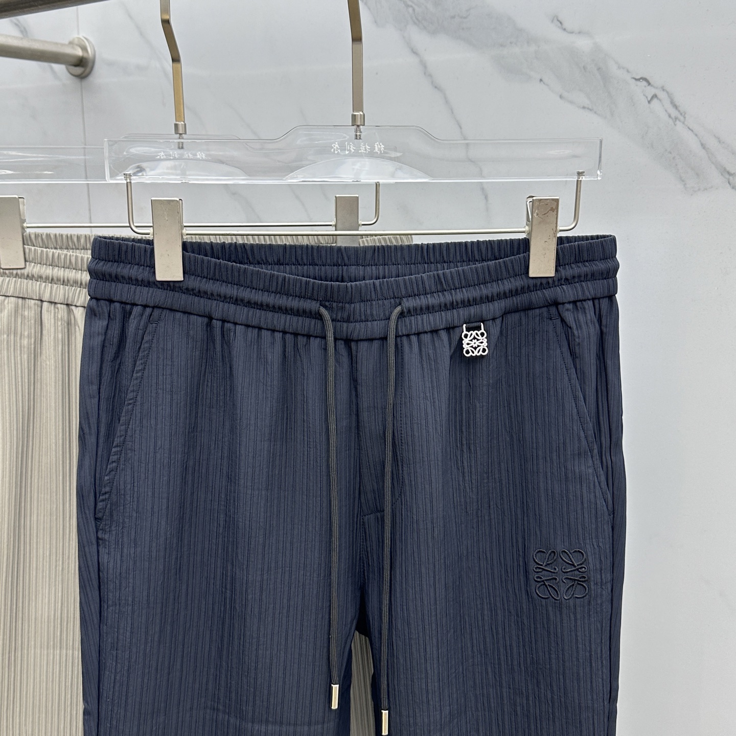 🆕Loewe罗意威 25ss早秋新款竖条纹抽绳休闲裤，该款休闲裤采用客供定制竖条纹肌理面料，质地轻薄得仿