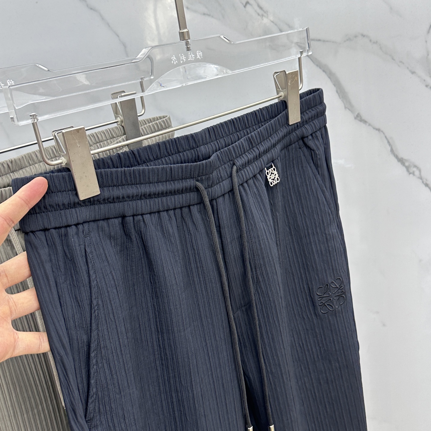 🆕Loewe罗意威 25ss早秋新款竖条纹抽绳休闲裤，该款休闲裤采用客供定制竖条纹肌理面料，质地轻薄得仿