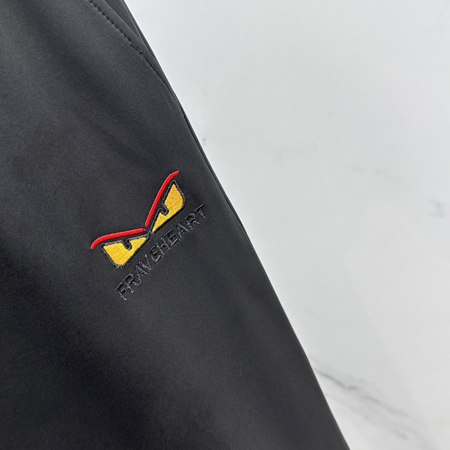 🆕FD芬迪 25ss早秋新款男士经典眼睛图案刺绣FF提花口袋直筒休闲！FD全新以其独特的面料、该采用客供