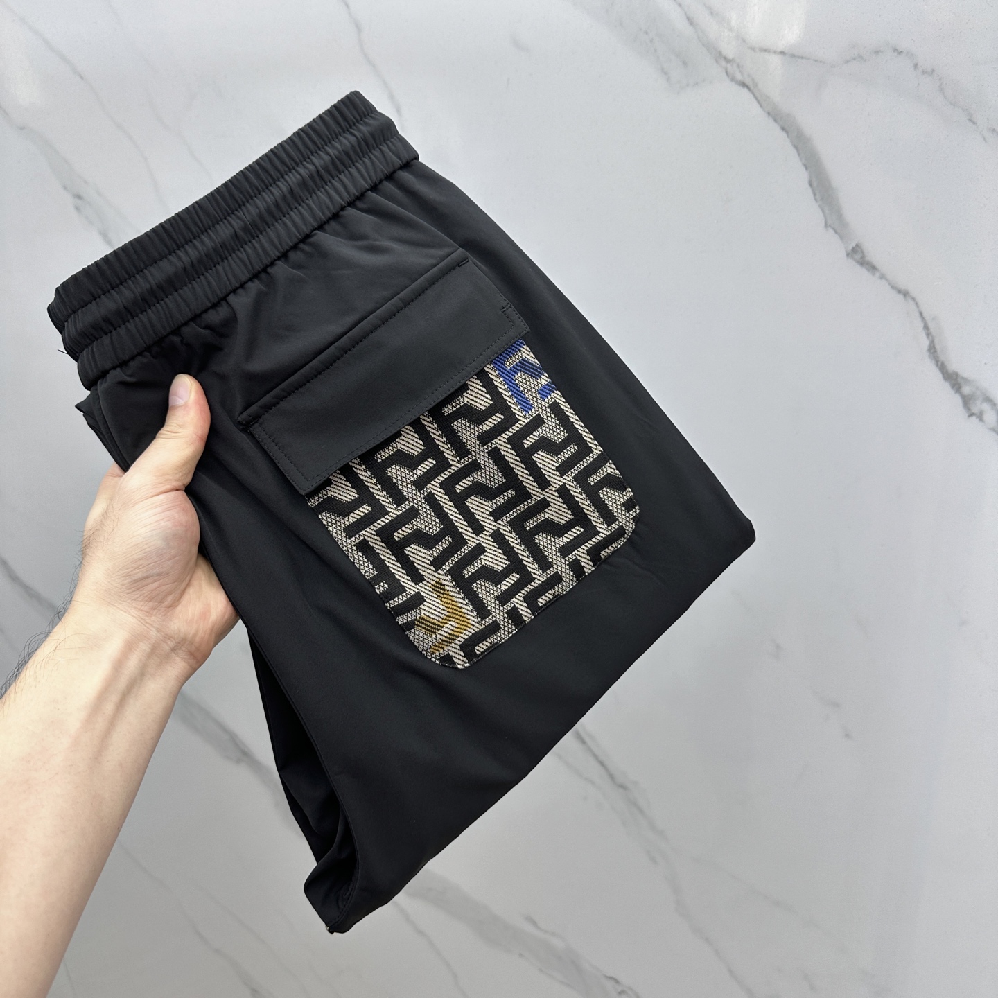 NO:523776,FD Fendi 25ss Early Autumn New Men's Classic Eye Pattern Embroidery FF Jacquard Pocket Straight Cube Casual!  FD is brand new for its unique fabric, which is imported from customer supply. This fabric is like the 'black pearl' of the fashion industry, precious and unique!  It not only has a silky texture, but also has a charming luster. Under the reflection of the light, it flashes with a low-key and luxurious light, instantly improving the entire line. At the same time, it has good breathability and will not feel any stuffy or discomfort after a long period of activity!  The classic eye embroidery of the front page is the finishing touch, while the FF jacquard interface bag on the back page echoes the eye embroidery of the front page, forming a wonderful fashionable dialogue!  se Size M-3XL M waist 7682 hip circumference 100 Front 29 Thigh circumference 60 Trouser length 99 Trouser legs 35 L Waist circumference 8086 Hip circumference 104 Front 29 Thigh circumference 62 Trouser length 100 Trouser legs 36 XL Waist circumference 8490 Hip circumference 108 Front circumference 30 Thigh circumference 64 Trouser length 101 Trouser legs 37 XXL Waist circumference 8894 Hip circumference 112 Front circumference 31 Thigh circumference 66 Trouser length 102 Trouser legs 38 XXXL Waist circumference 9298cm-Hip circumference 116 Front circumference 31 Thigh circumference 68 Trouser length 103 Trouser legs 39,,fendi,alexander wang19860909FD芬迪 25ss早秋新款男士经典眼睛图案刺绣FF提花口袋直筒休闲！FD全新以其独特的面料、该采用客供进口黑色梭织面料,这种面料宛如时尚界的“黑珍珠”,珍贵而独特！它不仅质地丝滑,还富有迷人的光泽,在光线的映照下,闪烁着低调而奢华的光芒,瞬间提升了整条的档次,同时其良好的透气性,长时间的活动后,也不会感到丝毫的闷热与不适！前幅经典小怪兽眼睛图案刺绣堪称点睛之笔,后幅FF提花拼接口袋则与前幅的小怪兽眼睛图案刺绣相互呼应,形成了一种奇妙的时尚对话！se 尺码M-3XL M腰围7682 臀围100 前档29 大腿围60 裤长99 裤脚35 L 腰围8086 臀围104 前档29 大腿围62 裤长100 裤脚36 XL 腰围8490 臀围108 前档30 大腿围64 裤长101 裤脚37 XXL 腰围8894 臀围112 前档31 大腿围66 裤长102 裤脚38 XXXL 腰围9298cm-臀围116 前档31 大腿围68 裤长103 裤脚39,,fendi,alexander wang,Men's clothing