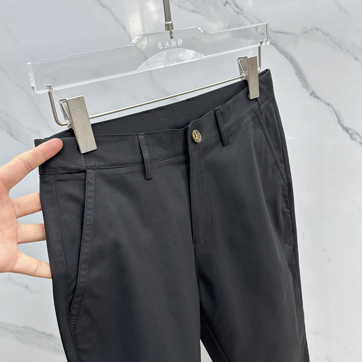 🆕LV路易威登 L家FW大秀中，L家以致敬美国西部文化为主题，带来了一系列「绿松石」产品. 大秀中菲董打