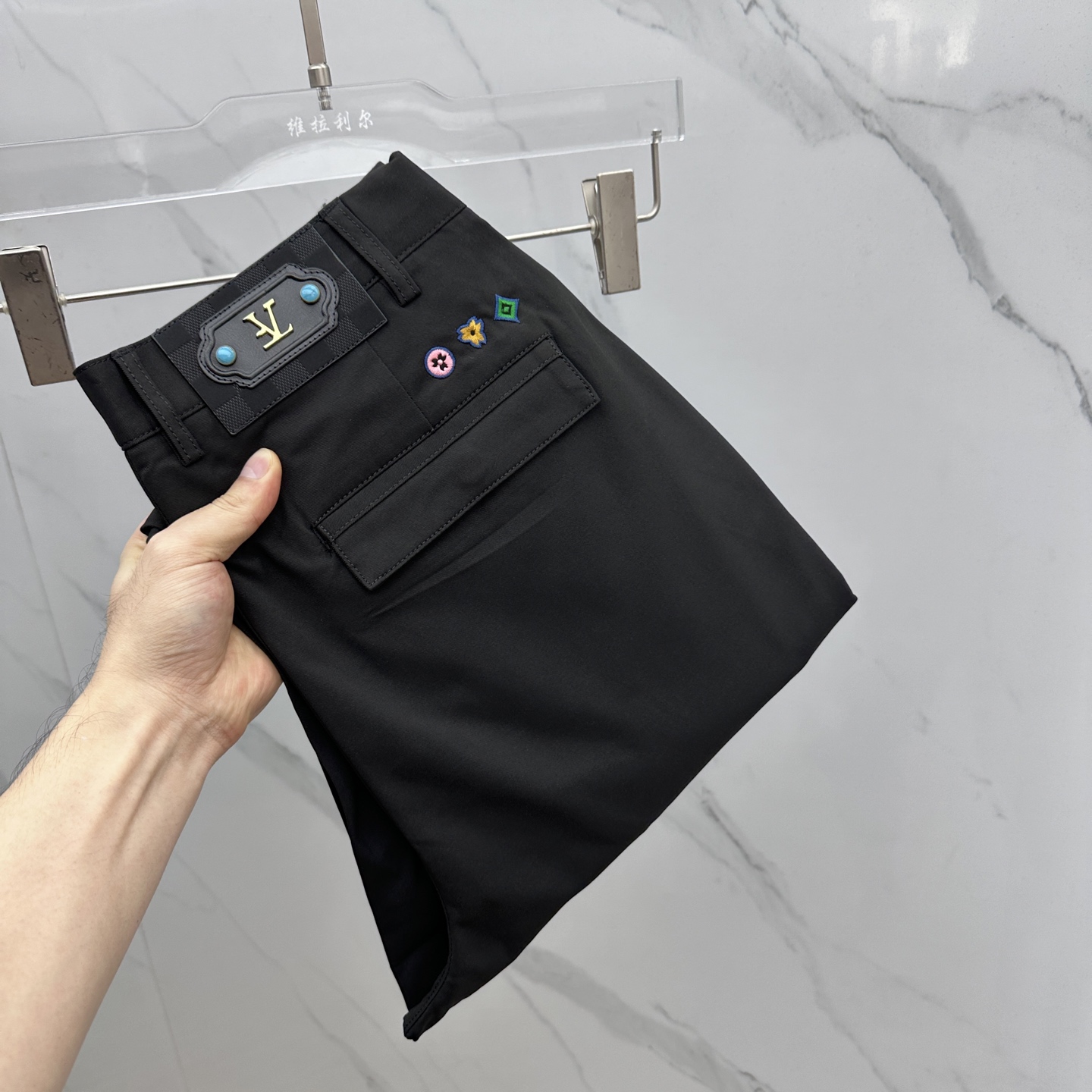 NO:523778,LV Louis Vuitton L Home FW Show, L Home brings a series of 'turquoise' products with the theme of paying tribute to American Western culture. The show China and Philippine Dong created a series of western-themed clothing decorated with 'turquoise', from , belts, bags to , and , neatly, bringing a very stunning visual effect. New autumn and winter models, custom fabrics, excellent comfort, strong hand touch. Very high awareness and perfect quality craftsmanship. Size M-3XL,,louis vuitton,louis vuitton,louis vuitton,alexander wang19860909LV路易威登 L家FW大秀中,L家以致敬美国西部文化为主题,带来了一系列「绿松石」产品. 大秀中菲董打造了一系列饰有「绿松石」的西部主题服饰,从、、腰带、 包款到以及,整整齐齐,带来相当惊艳的视觉效果.秋冬新款,定制面料,舒适度极好,手触感se 烈.辦识度极高,完美品相工艺. 尺码M-3XL,,louis vuitton,louis vuitton,louis vuitton,alexander wang,Men's clothing