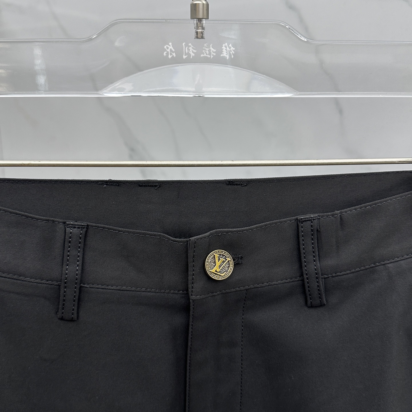 🆕LV路易威登 L家FW大秀中，L家以致敬美国西部文化为主题，带来了一系列「绿松石」产品. 大秀中菲董打