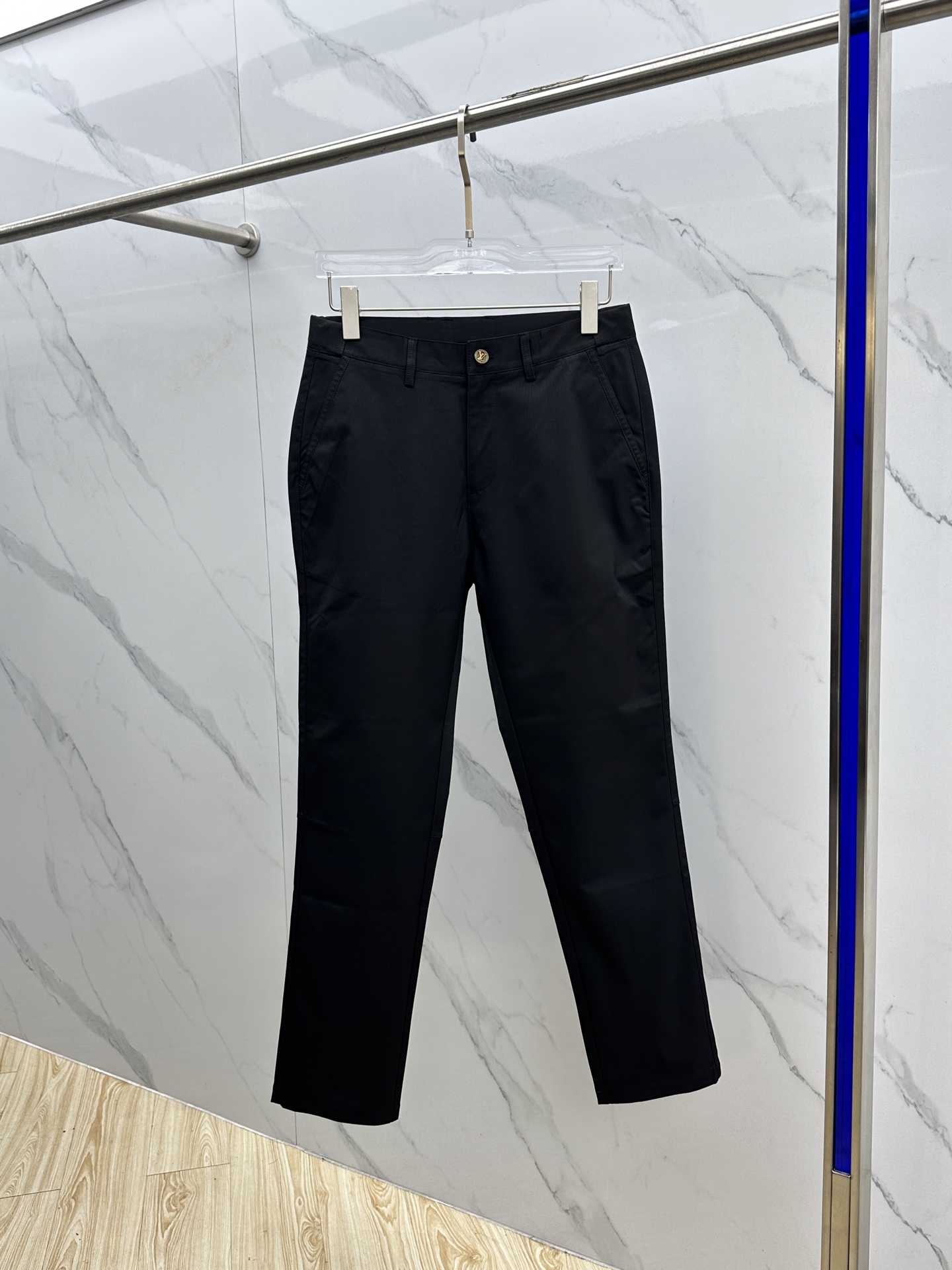 🆕LV路易威登 L家FW大秀中，L家以致敬美国西部文化为主题，带来了一系列「绿松石」产品. 大秀中菲董打