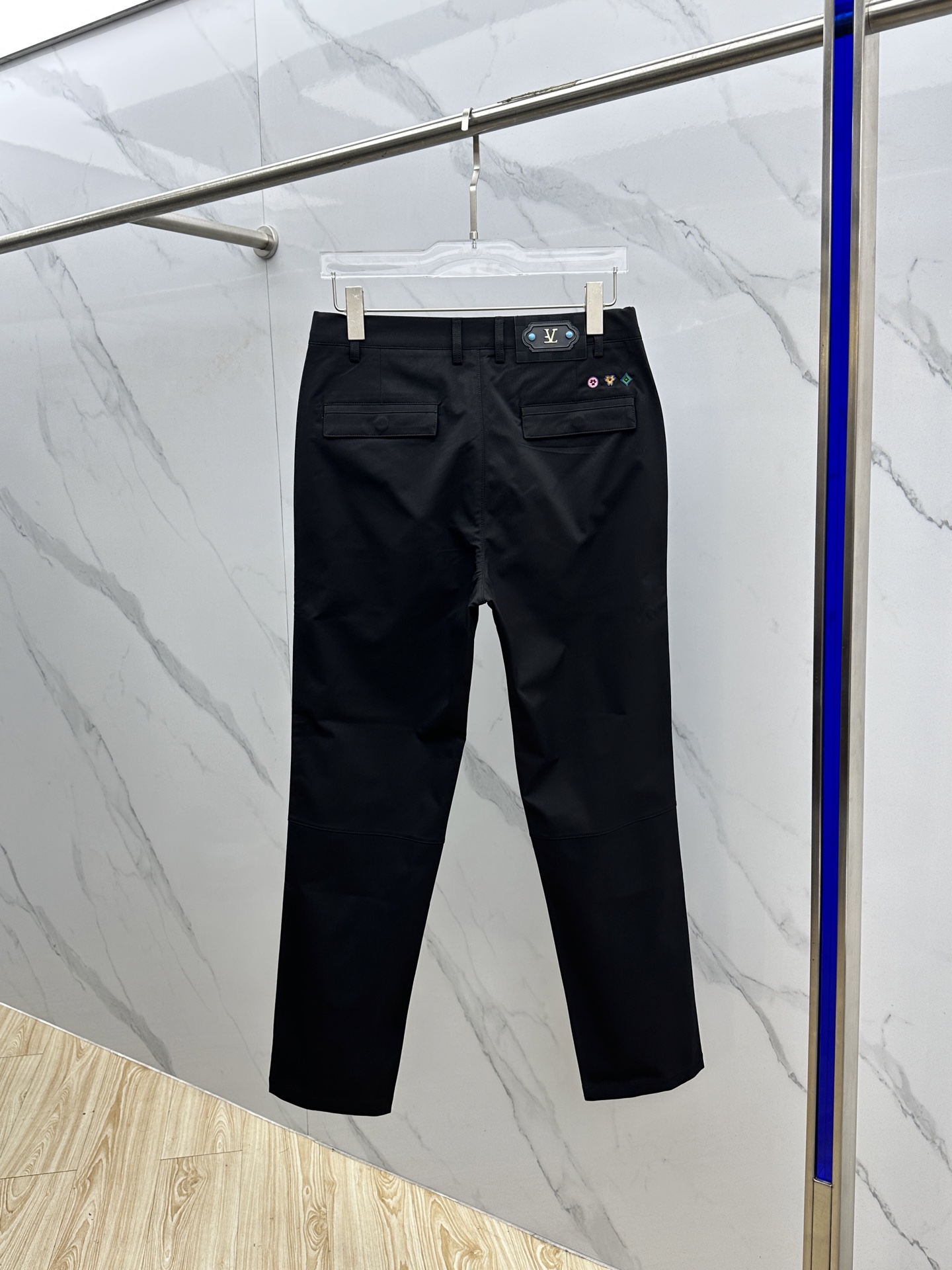 🆕LV路易威登 L家FW大秀中，L家以致敬美国西部文化为主题，带来了一系列「绿松石」产品. 大秀中菲董打