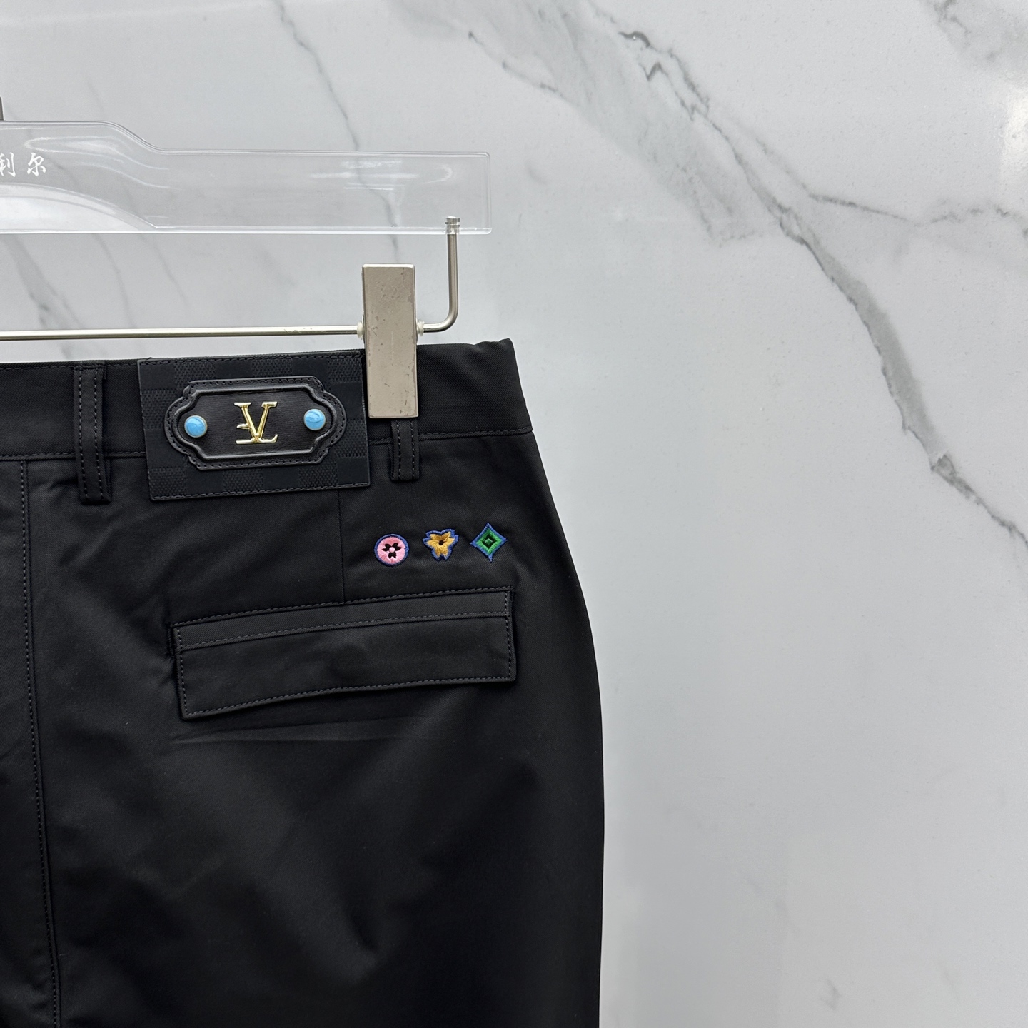 🆕LV路易威登 L家FW大秀中，L家以致敬美国西部文化为主题，带来了一系列「绿松石」产品. 大秀中菲董打