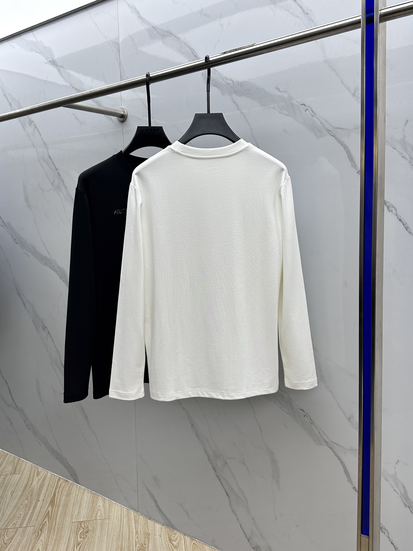 ￼ 🆕ARCTERYX始祖鸟 2025SS秋季新款男士圆领长袖 T 恤，以当季色调传递典雅韵味，成就日常