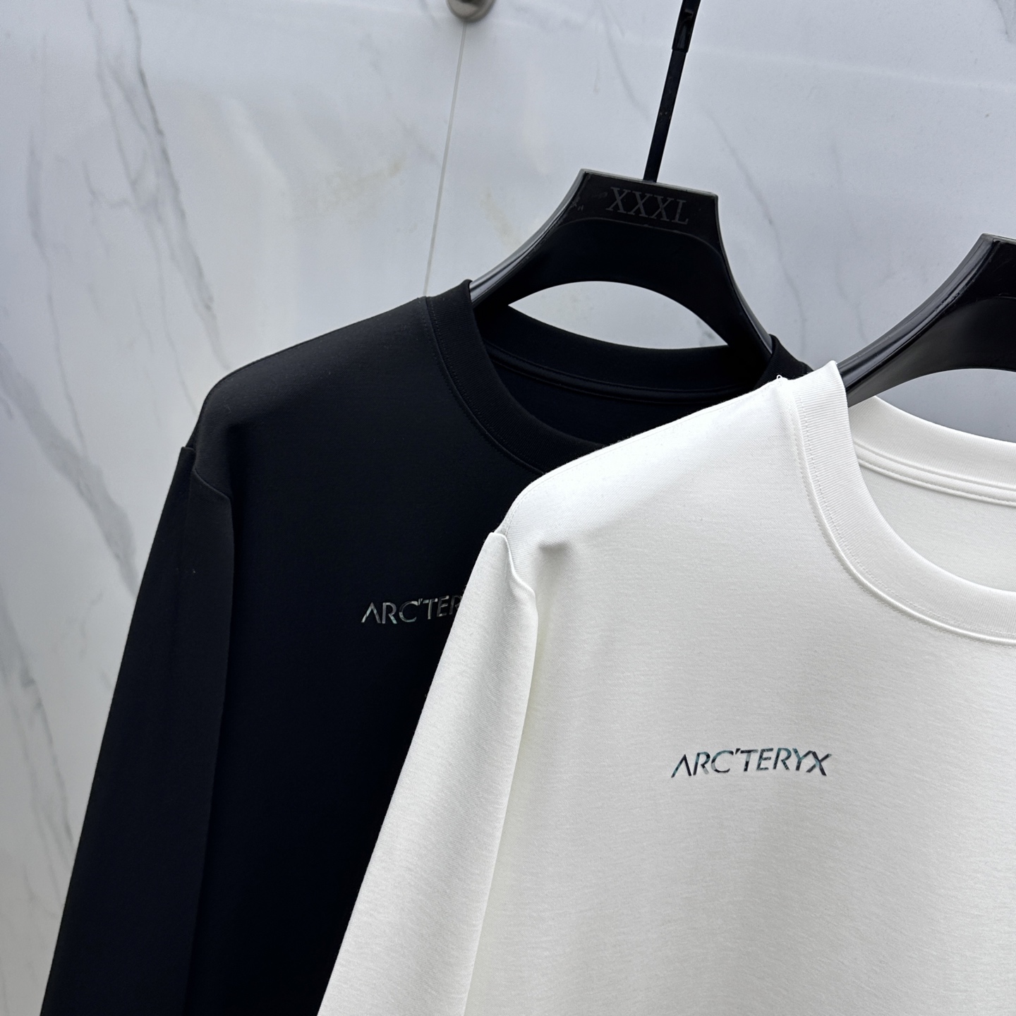 ￼ 🆕ARCTERYX始祖鸟 2025SS秋季新款男士圆领长袖 T 恤，以当季色调传递典雅韵味，成就日常