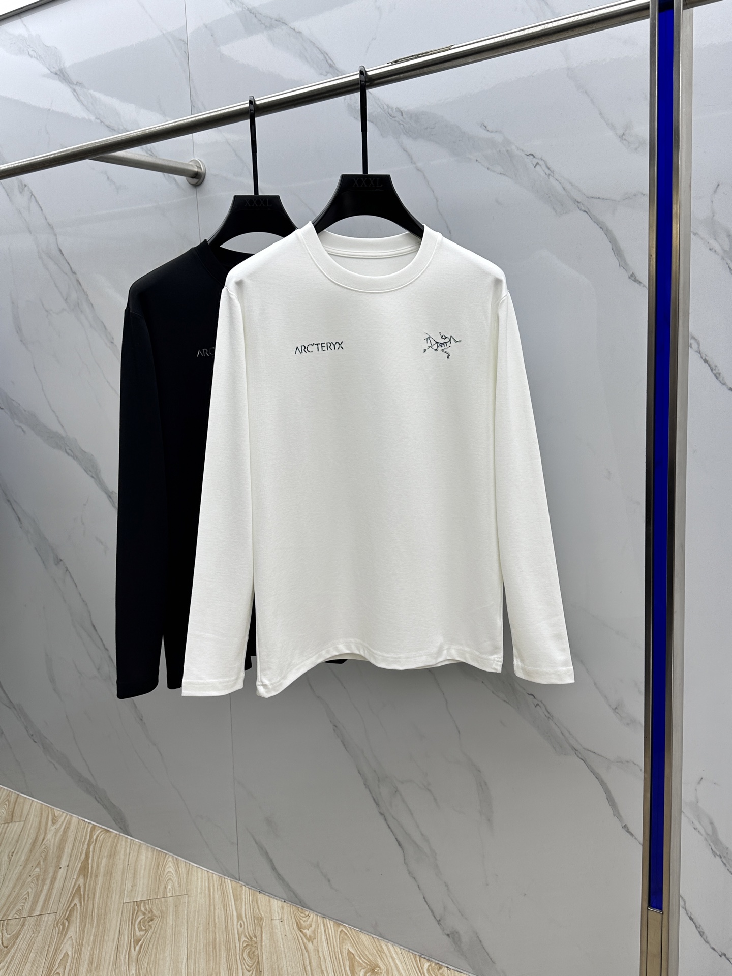 ￼ 🆕ARCTERYX始祖鸟 2025SS秋季新款男士圆领长袖 T 恤，以当季色调传递典雅韵味，成就日常