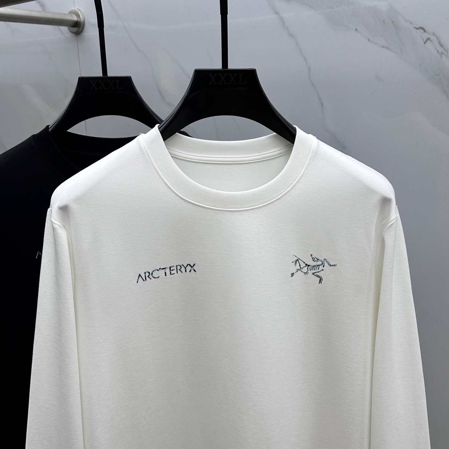 ￼ 🆕ARCTERYX始祖鸟 2025SS秋季新款男士圆领长袖 T 恤，以当季色调传递典雅韵味，成就日常