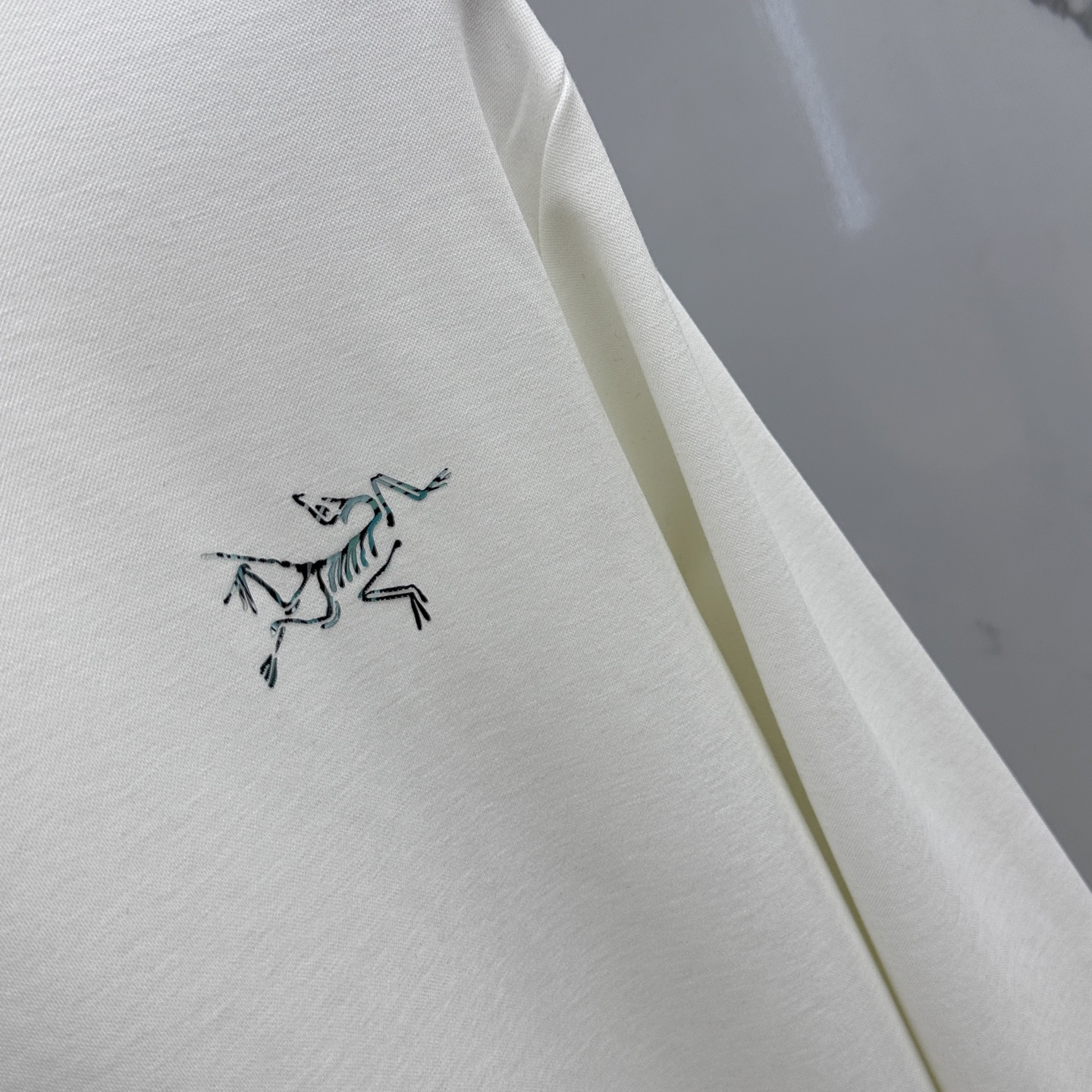 ￼ 🆕ARCTERYX始祖鸟 2025SS秋季新款男士圆领长袖 T 恤，以当季色调传递典雅韵味，成就日常