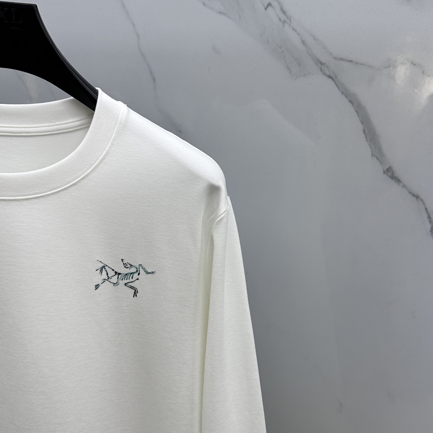 ￼ 🆕ARCTERYX始祖鸟 2025SS秋季新款男士圆领长袖 T 恤，以当季色调传递典雅韵味，成就日常