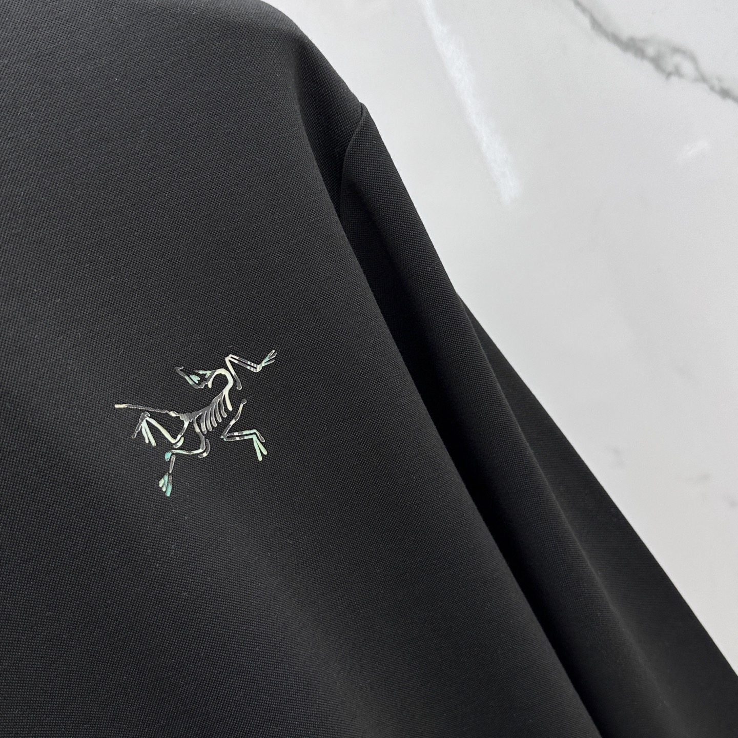 🆕ARCTERYX始祖鸟 2025SS秋季新款男士圆领长袖 T 恤，以当季色调传递典雅韵味，成就日常搭配