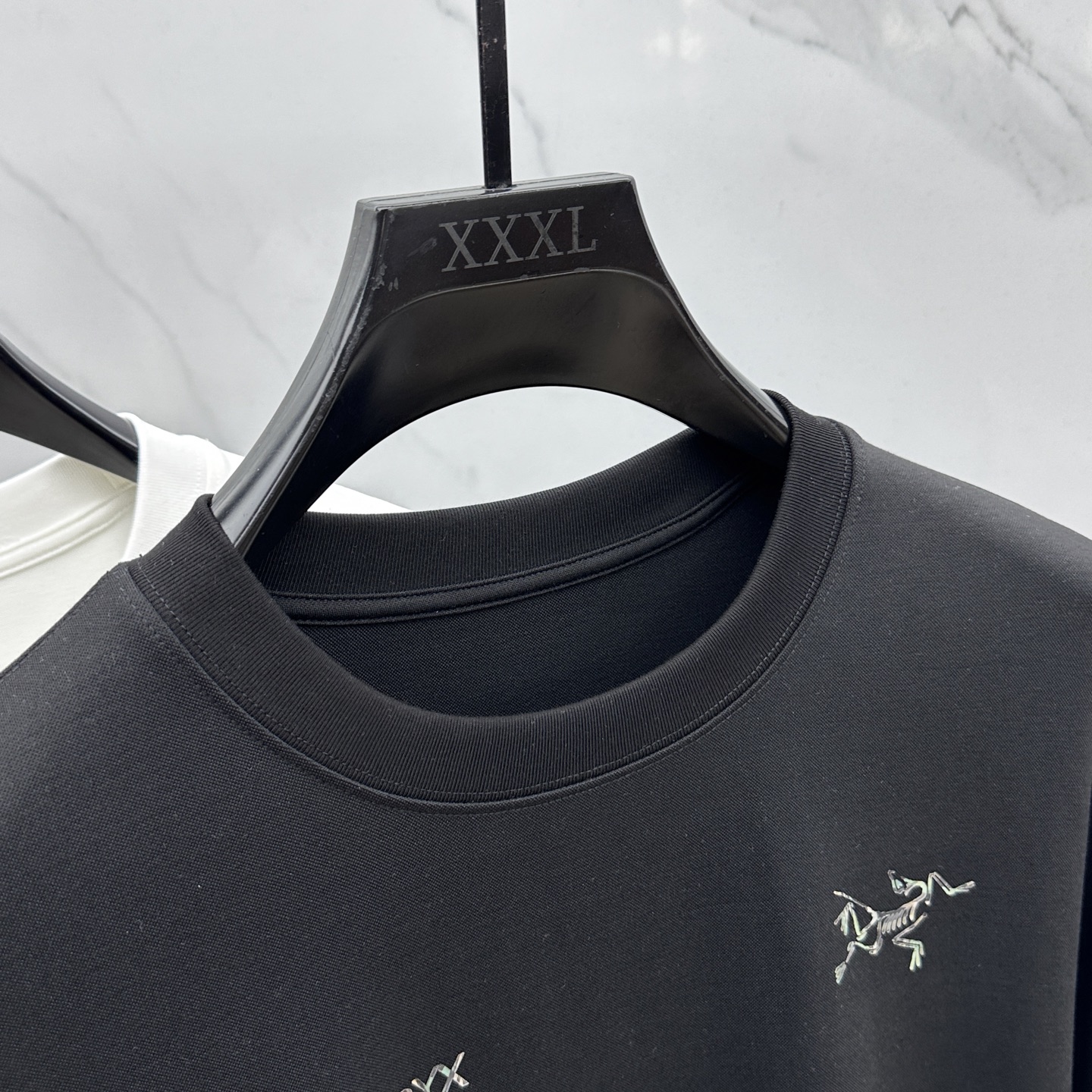 🆕ARCTERYX始祖鸟 2025SS秋季新款男士圆领长袖 T 恤，以当季色调传递典雅韵味，成就日常搭配