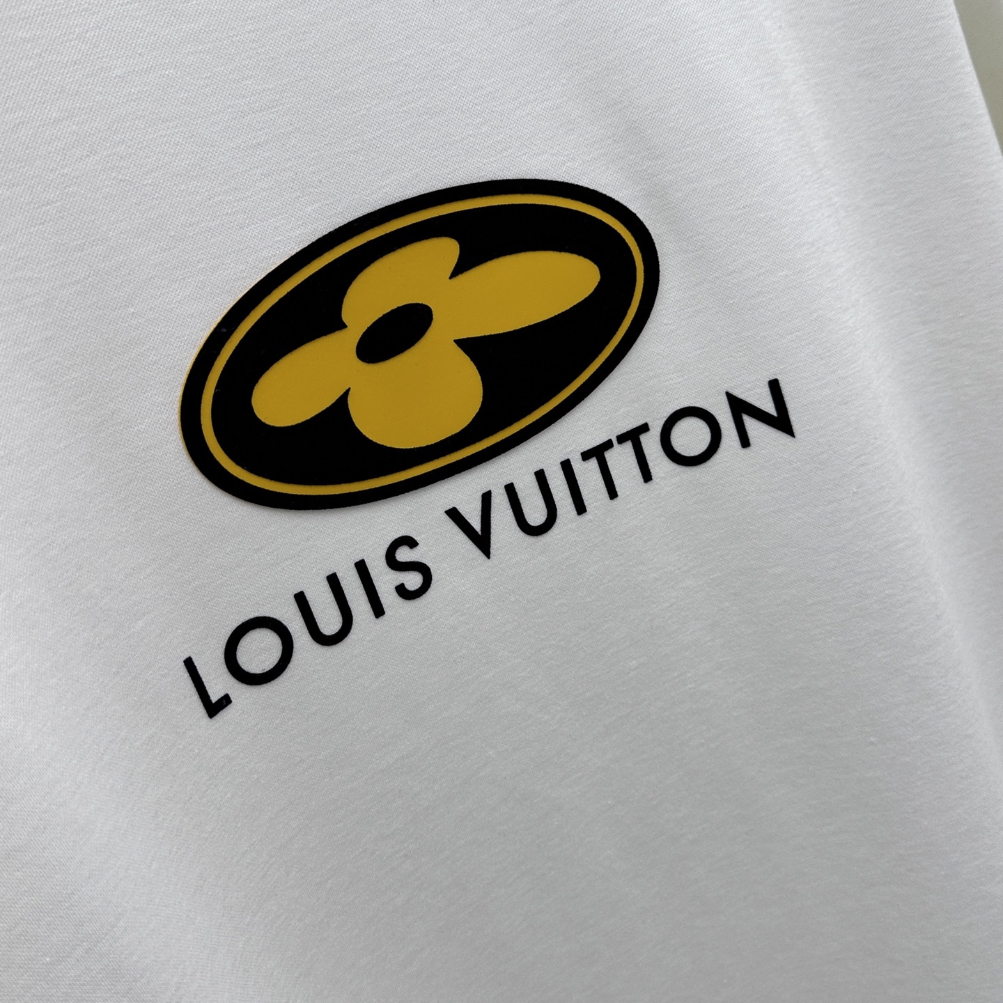 🆕1V*路易威登 2025SS秋季新款男士圆领长袖 T 恤，以当季色调传递典雅韵味，成就日常搭配佳选。胸