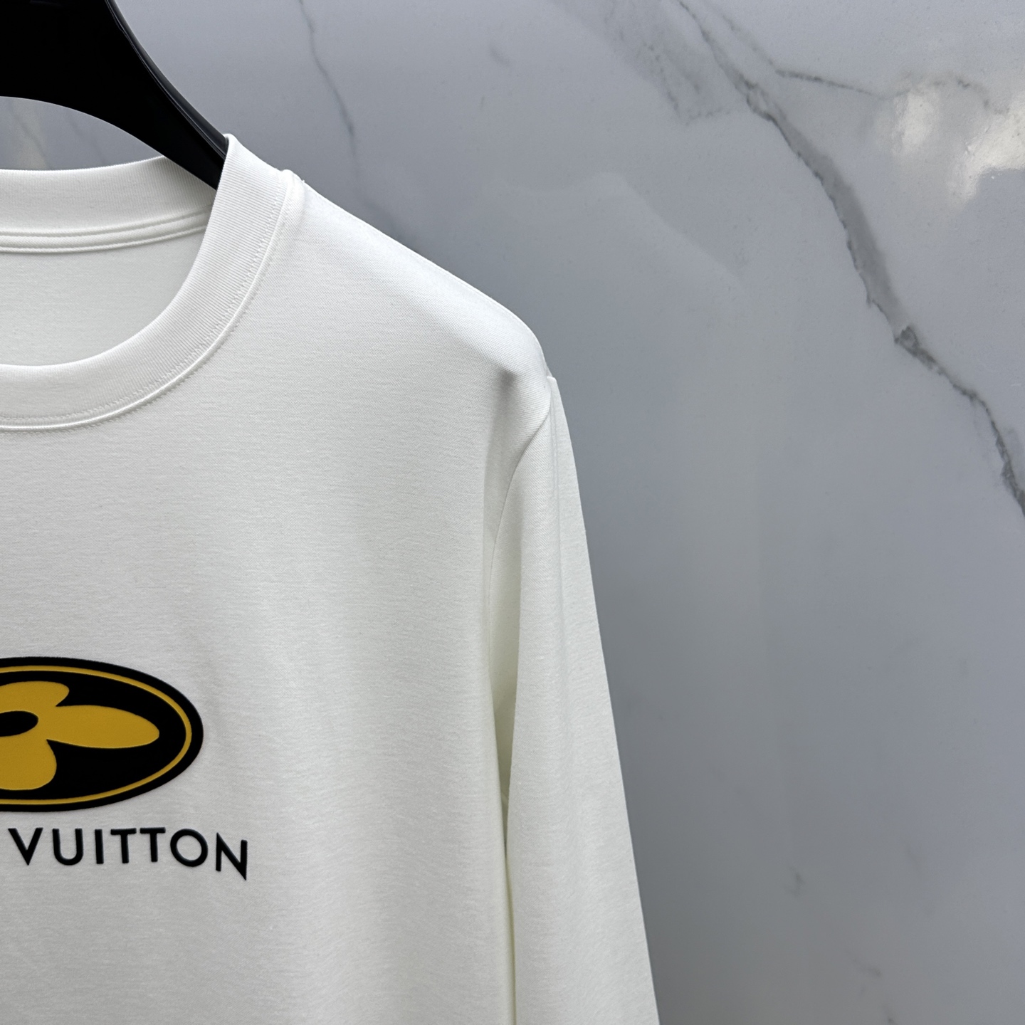 🆕1V*路易威登 2025SS秋季新款男士圆领长袖 T 恤，以当季色调传递典雅韵味，成就日常搭配佳选。胸