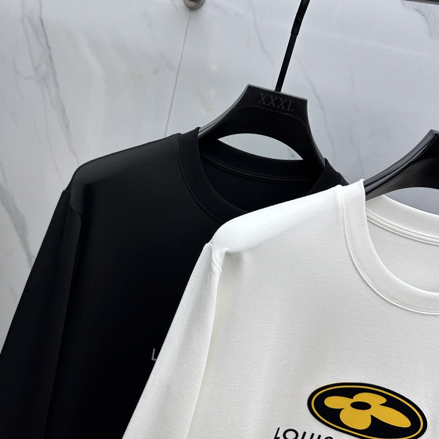 🆕1V*路易威登 2025SS秋季新款男士圆领长袖 T 恤，以当季色调传递典雅韵味，成就日常搭配佳选。胸