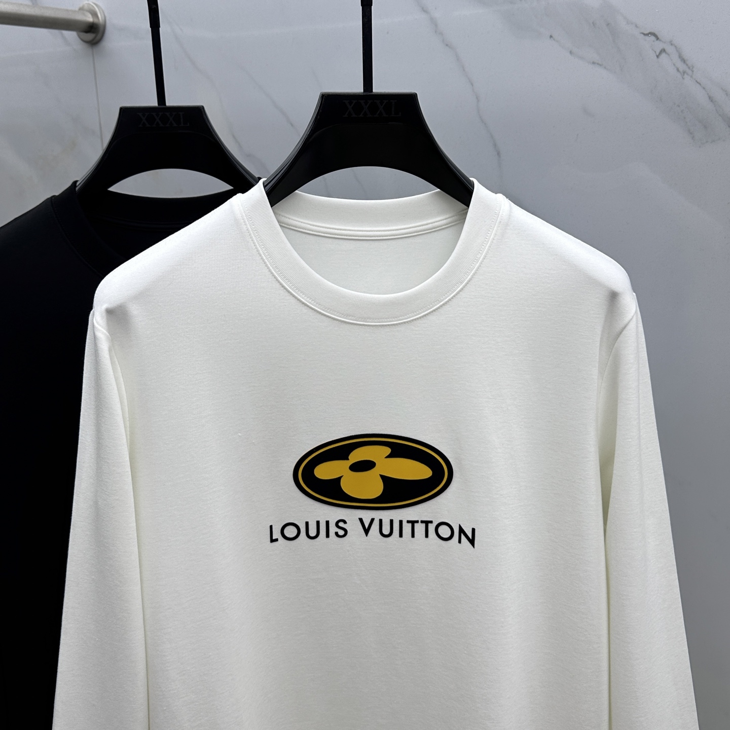 🆕1V*路易威登 2025SS秋季新款男士圆领长袖 T 恤，以当季色调传递典雅韵味，成就日常搭配佳选。胸