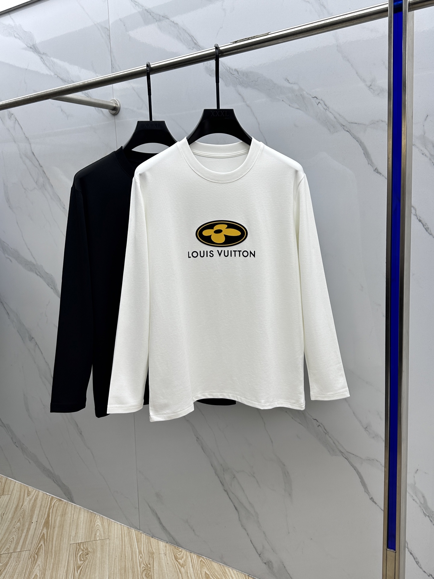 🆕1V*路易威登 2025SS秋季新款男士圆领长袖 T 恤，以当季色调传递典雅韵味，成就日常搭配佳选。胸