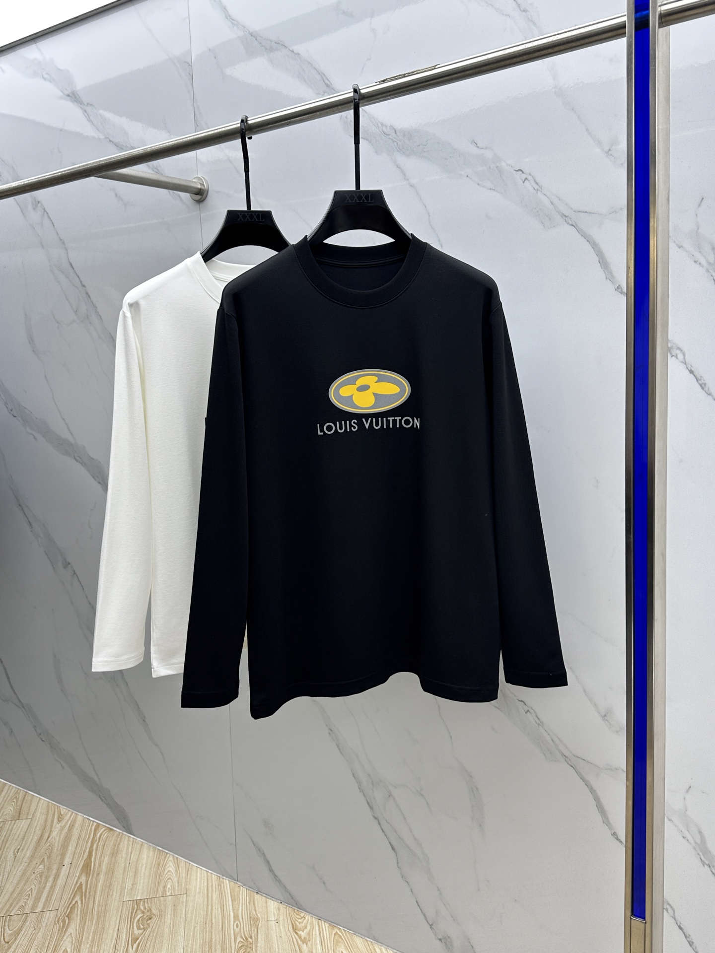 NO:530215,1V* Louis Vuitton 2025SS Autumn new men's round neck long-sleeved T-shirt, conveying elegant charm with seasonal tones, making it a good choice for daily matching. The logo on the chest implicitly marks the brand identity, the letters are three-dimensional printing technology, fine workmanship, fashionable and atmospheric, comfortable skin, high-end custom xh size M-3XL,,louis vuitton,alexander wang198609091V*路易威登 2025SS秋季新款男士圆领长袖 T 恤,以当季色调传递典雅韵味,成就日常搭配佳选.胸前logo标识含蓄标注品牌身份,字母立体印花工艺、做工精细、时尚大气、贴肤舒适,高端定制xh 尺码M-3XL,,louis vuitton,alexander wang,Men's clothing