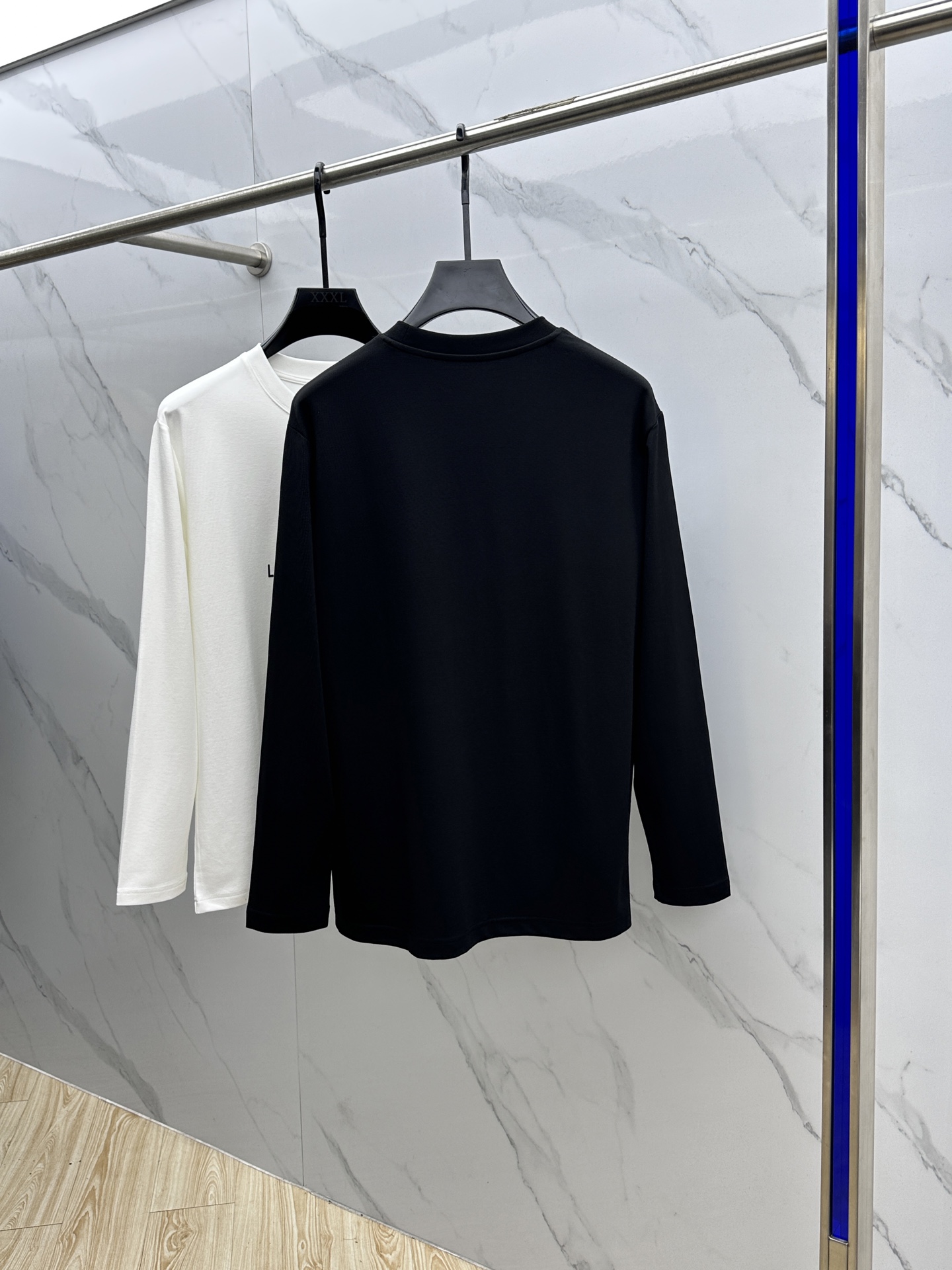 🆕1V*路易威登 2025SS秋季新款男士圆领长袖 T 恤，以当季色调传递典雅韵味，成就日常搭配佳选。胸