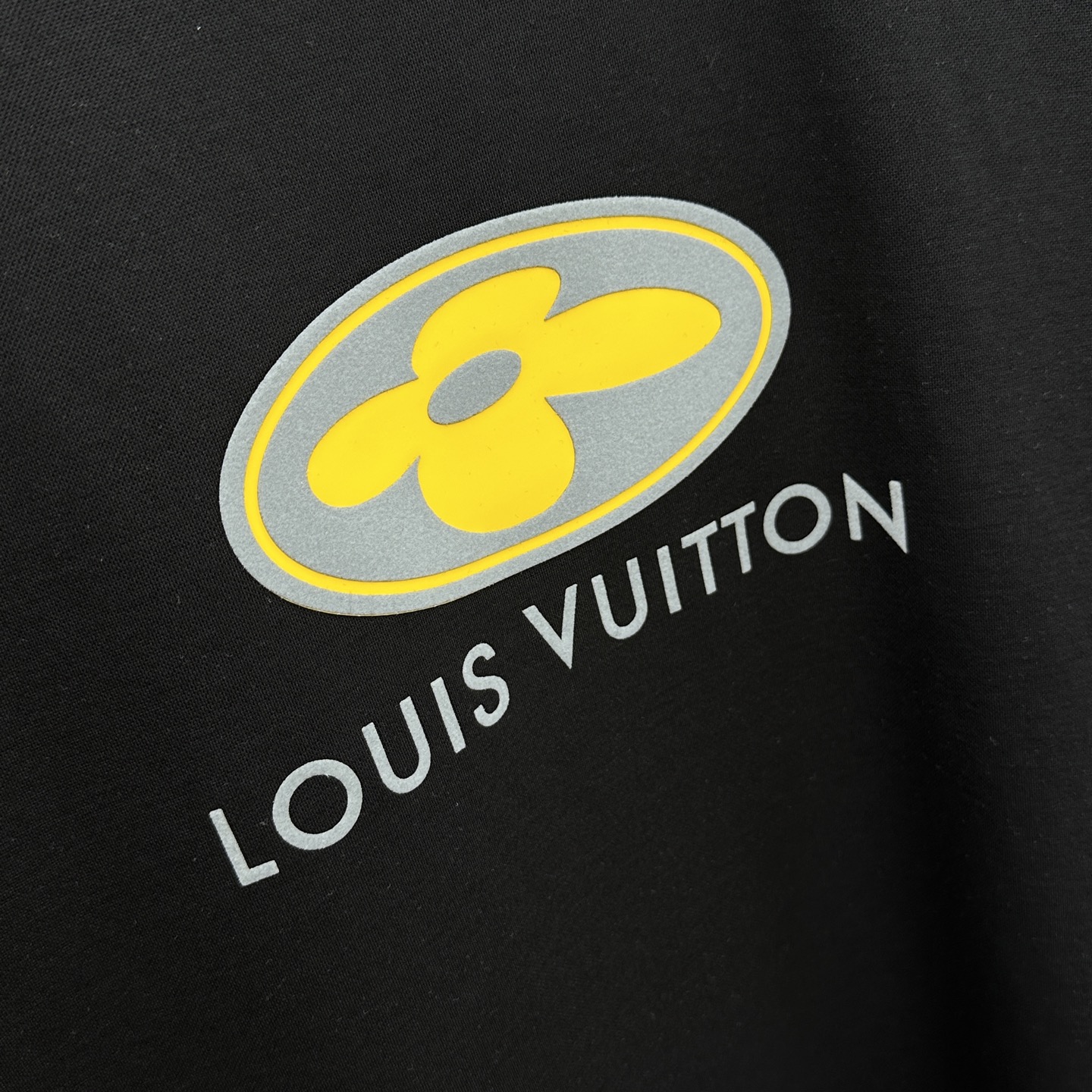 🆕1V*路易威登 2025SS秋季新款男士圆领长袖 T 恤，以当季色调传递典雅韵味，成就日常搭配佳选。胸