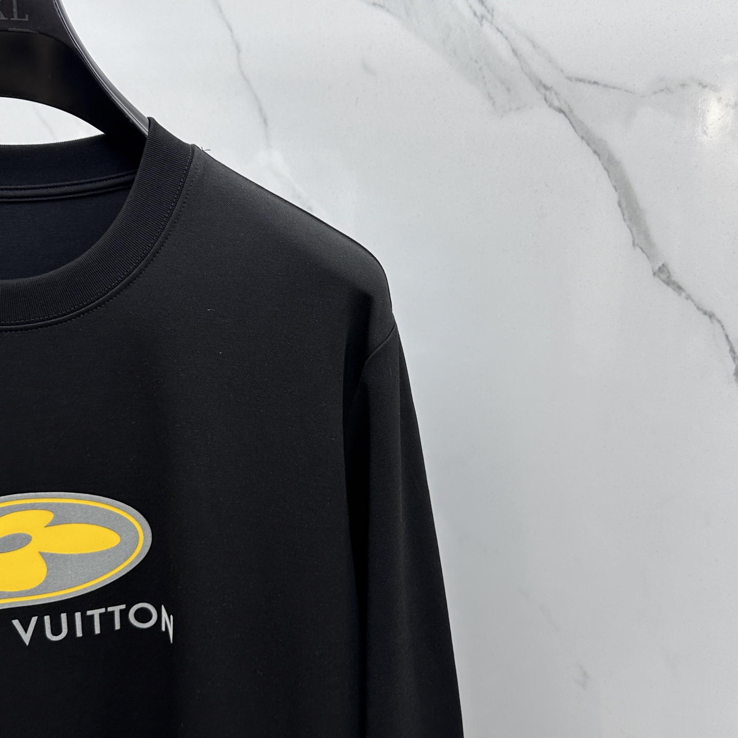 🆕1V*路易威登 2025SS秋季新款男士圆领长袖 T 恤，以当季色调传递典雅韵味，成就日常搭配佳选。胸
