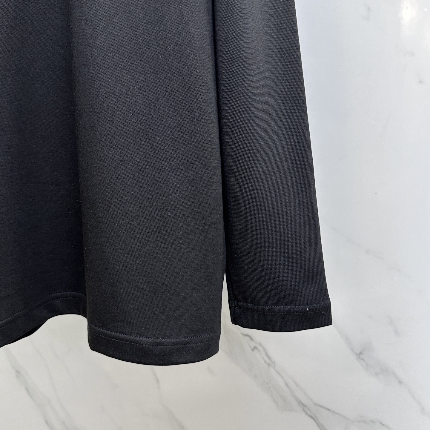 🆕1V*路易威登 2025SS秋季新款男士圆领长袖 T 恤，以当季色调传递典雅韵味，成就日常搭配佳选。胸