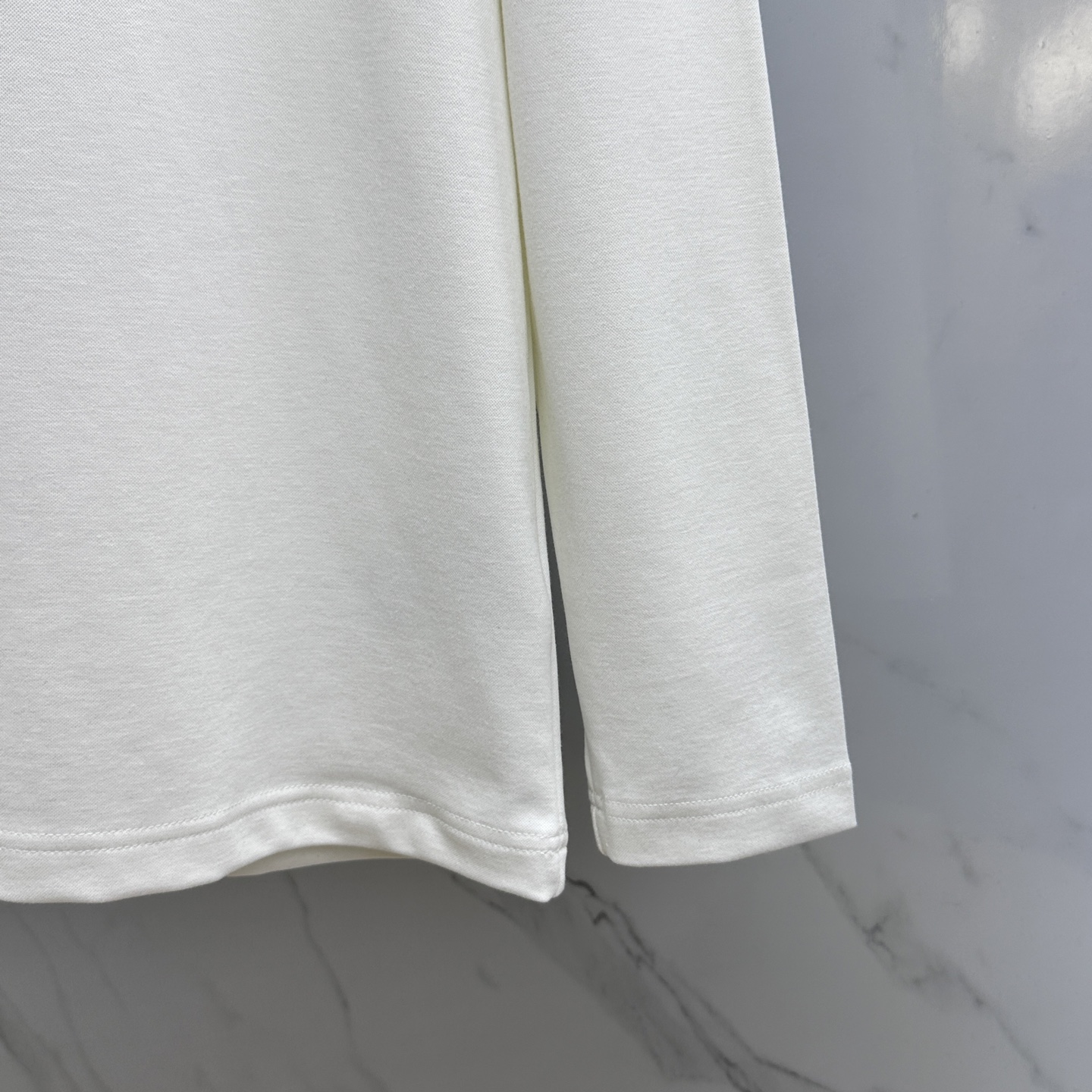 🆕1V*路易威登 2025SS秋季新款男士圆领长袖 T 恤，以当季色调传递典雅韵味，成就日常搭配佳选。胸