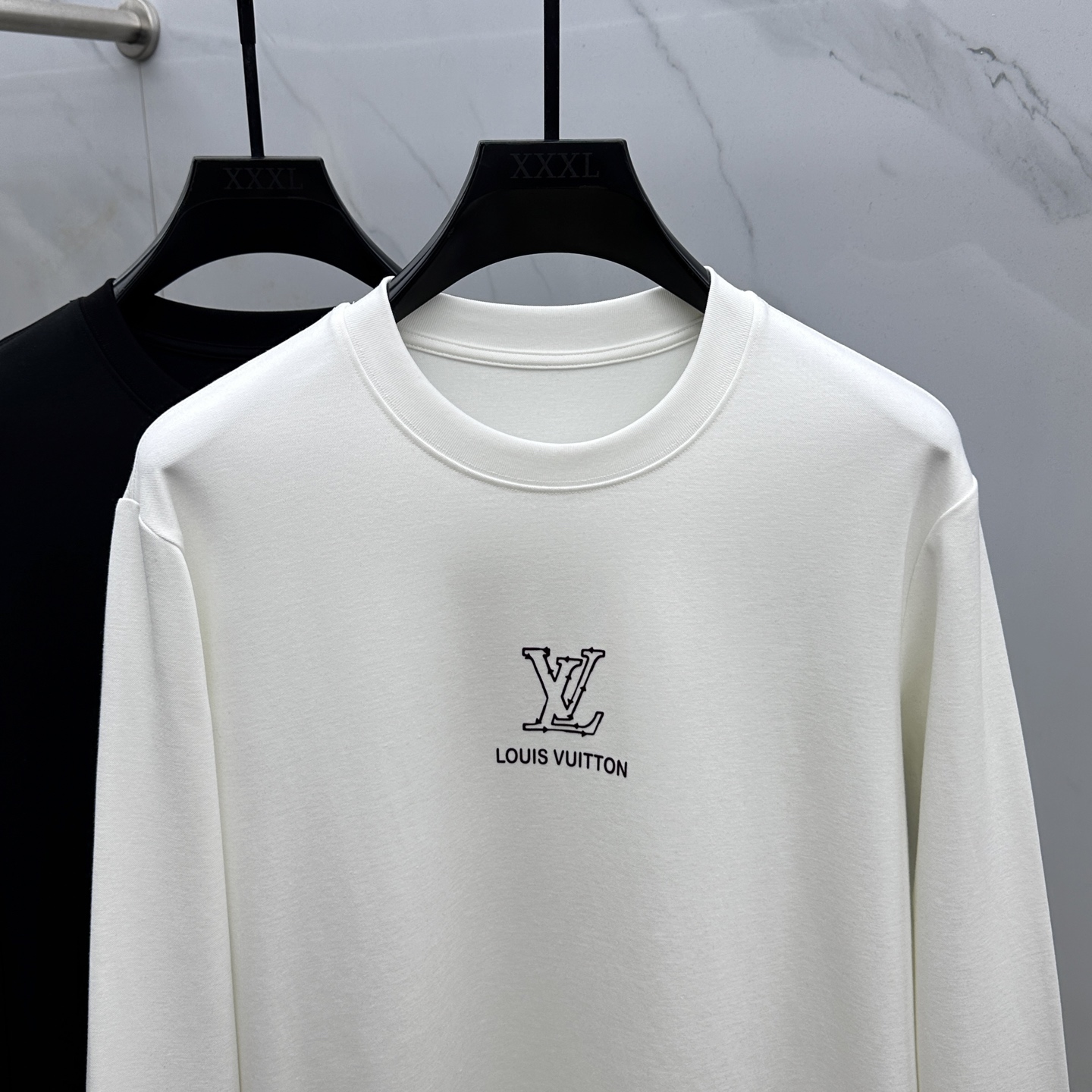 🆕1V*路易威登 2025SS秋季新款男士圆领长袖 T 恤，以当季色调传递典雅韵味，成就日常搭配佳选。胸