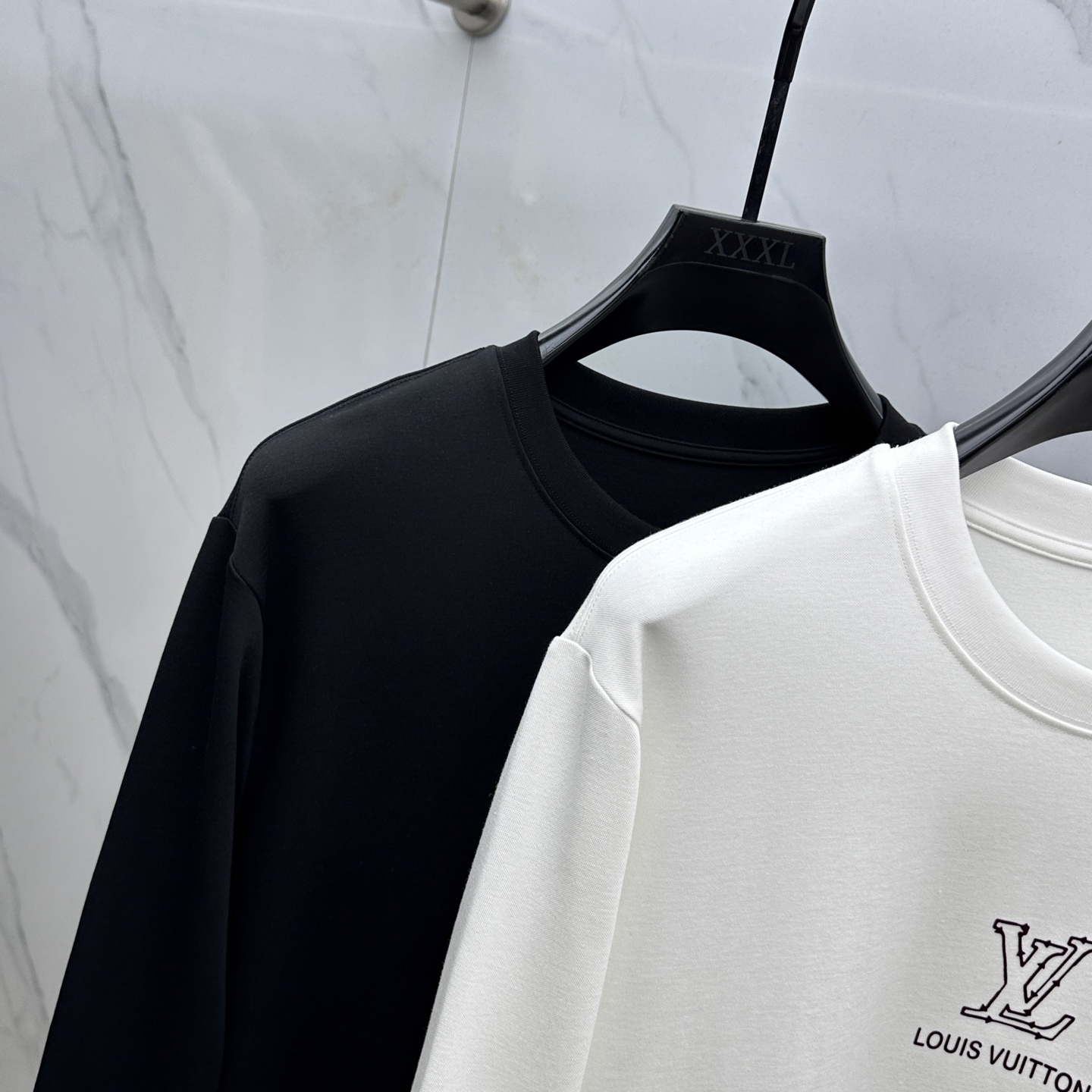 🆕1V*路易威登 2025SS秋季新款男士圆领长袖 T 恤，以当季色调传递典雅韵味，成就日常搭配佳选。胸