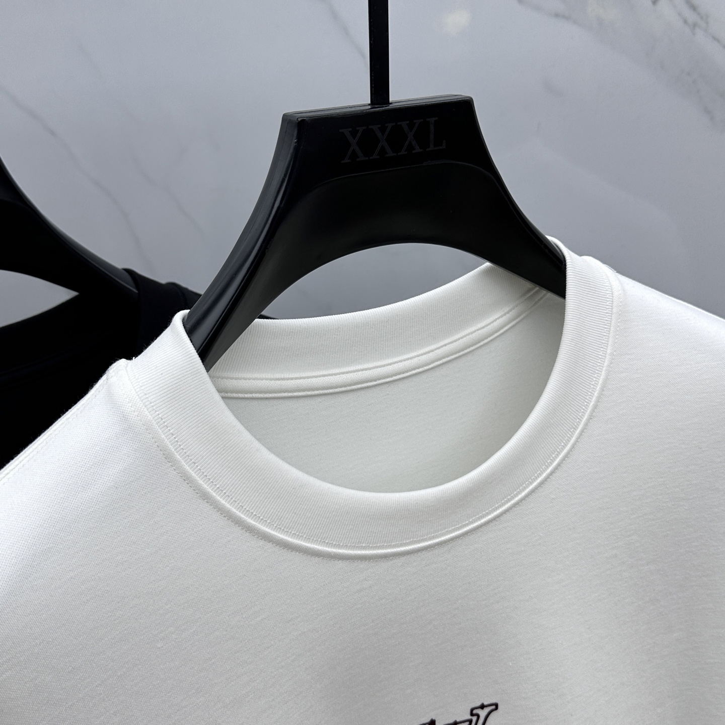 🆕1V*路易威登 2025SS秋季新款男士圆领长袖 T 恤，以当季色调传递典雅韵味，成就日常搭配佳选。胸