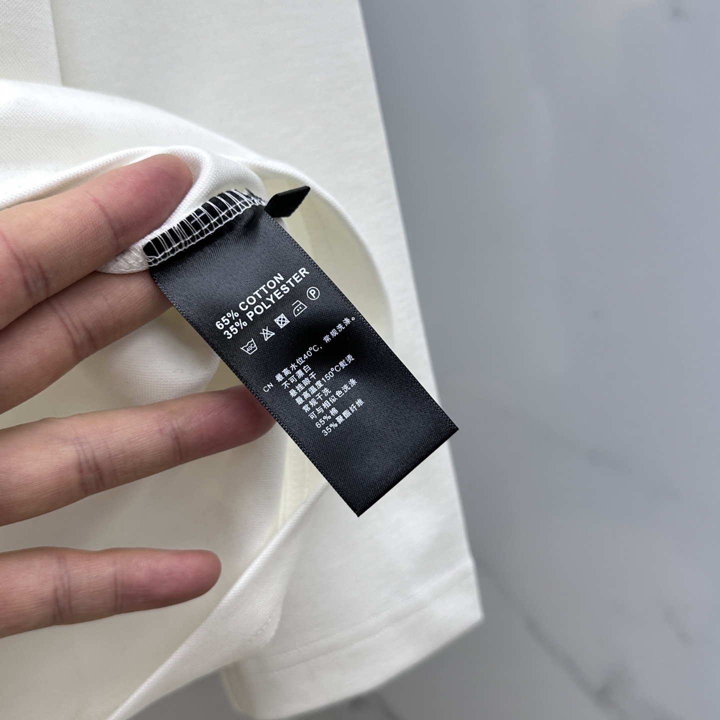 🆕1V*路易威登 2025SS秋季新款男士圆领长袖 T 恤，以当季色调传递典雅韵味，成就日常搭配佳选。胸