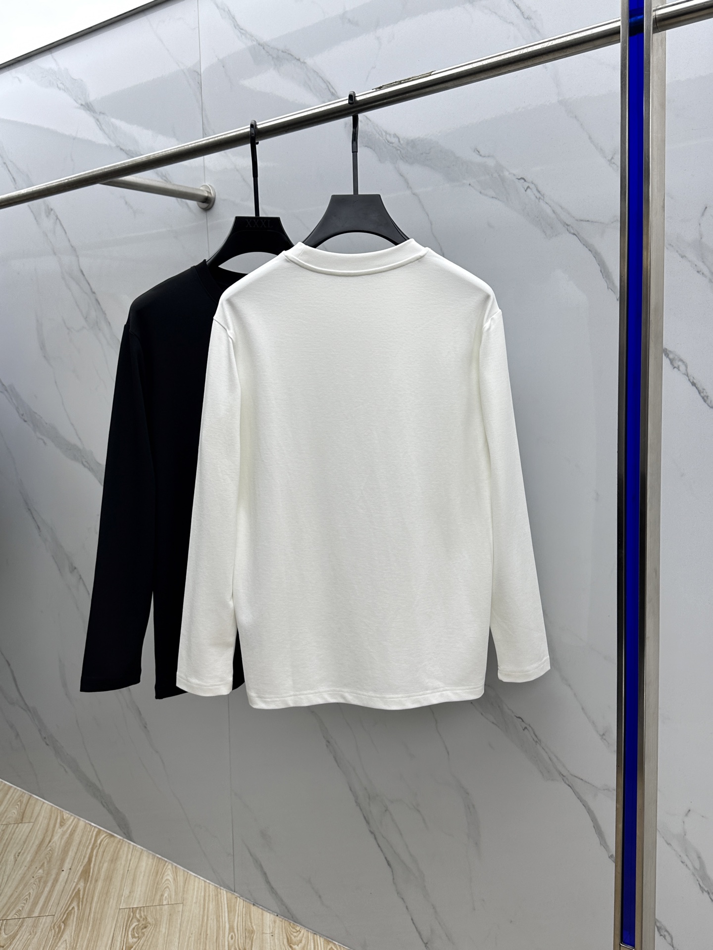 🆕1V*路易威登 2025SS秋季新款男士圆领长袖 T 恤，以当季色调传递典雅韵味，成就日常搭配佳选。胸