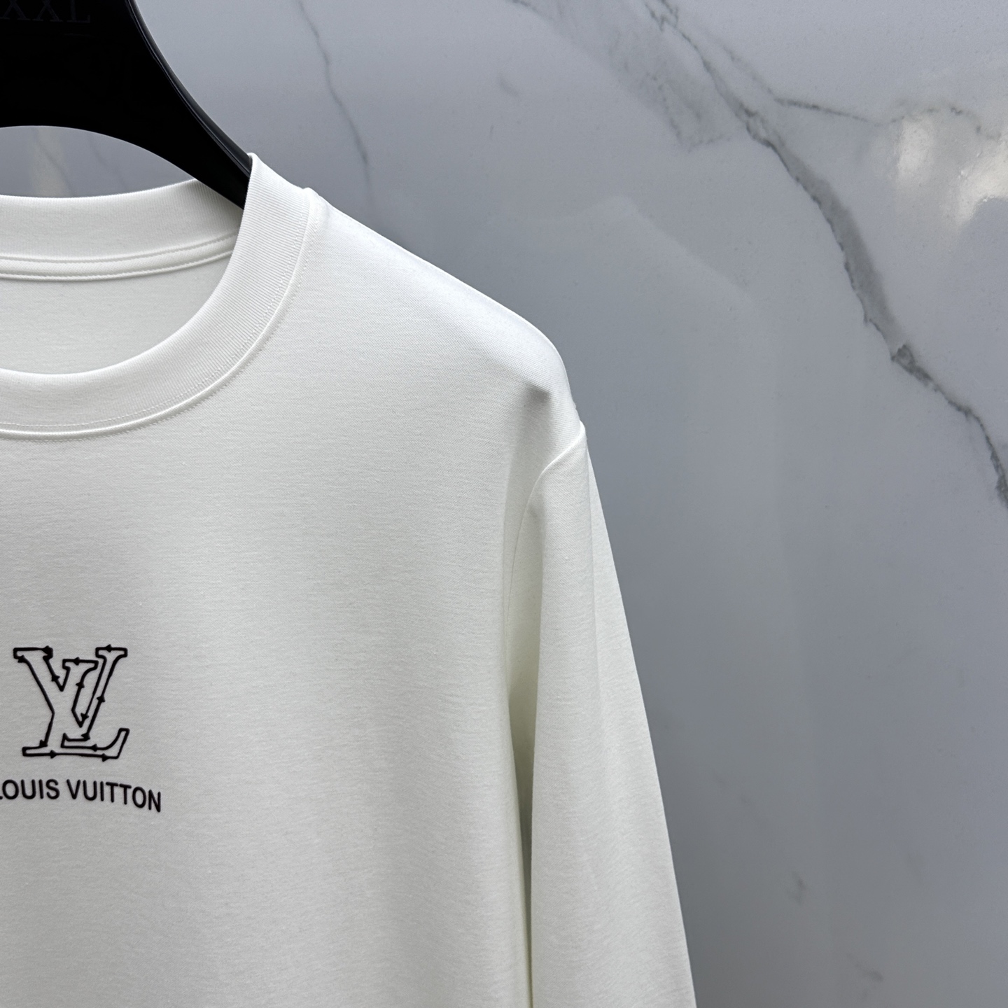 🆕1V*路易威登 2025SS秋季新款男士圆领长袖 T 恤，以当季色调传递典雅韵味，成就日常搭配佳选。胸