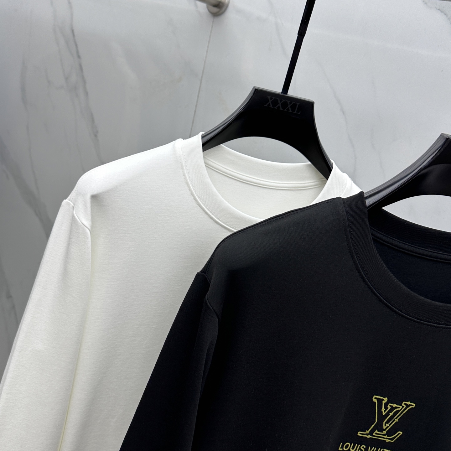 🆕1V*路易威登 2025SS秋季新款男士圆领长袖 T 恤，以当季色调传递典雅韵味，成就日常搭配佳选。胸