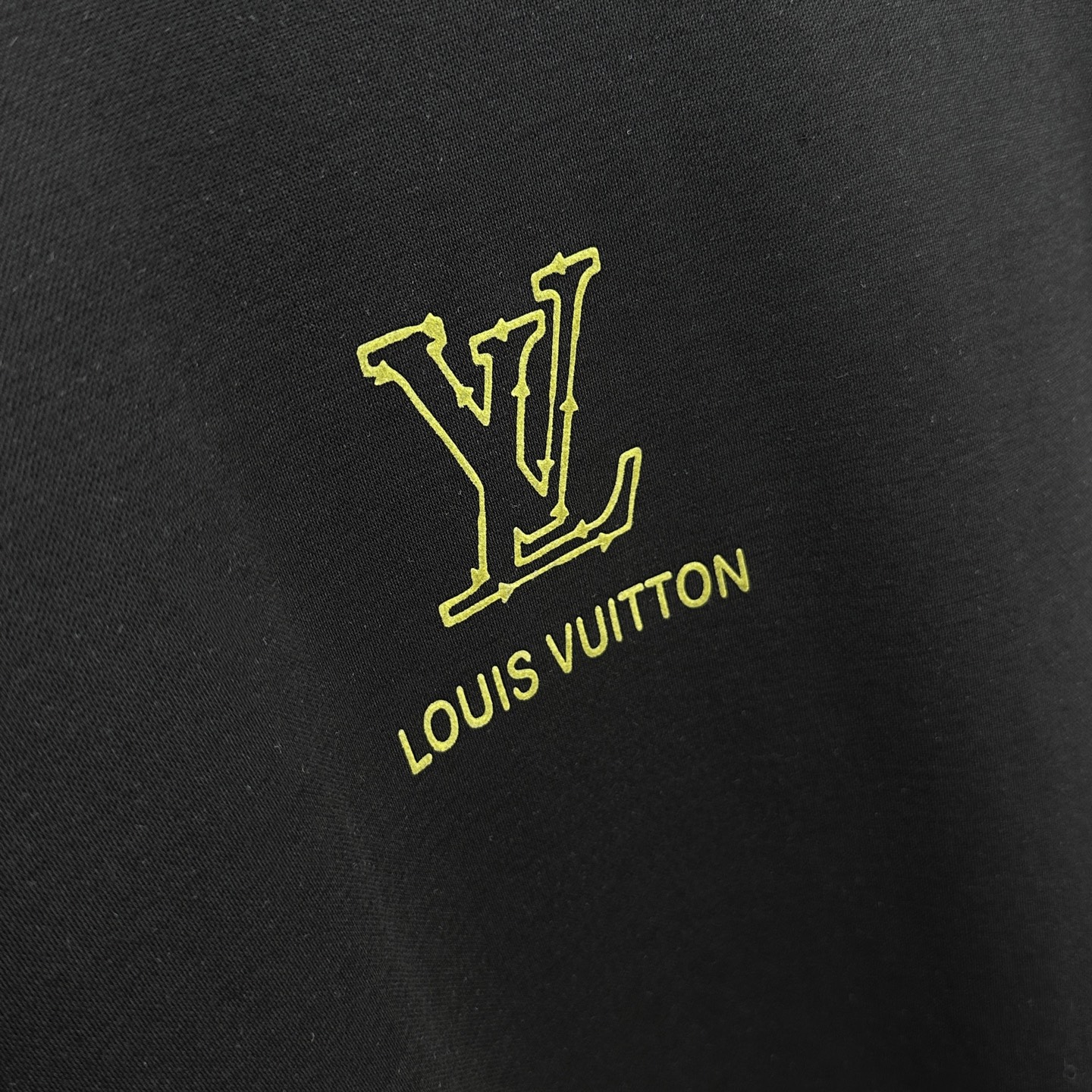 🆕1V*路易威登 2025SS秋季新款男士圆领长袖 T 恤，以当季色调传递典雅韵味，成就日常搭配佳选。胸