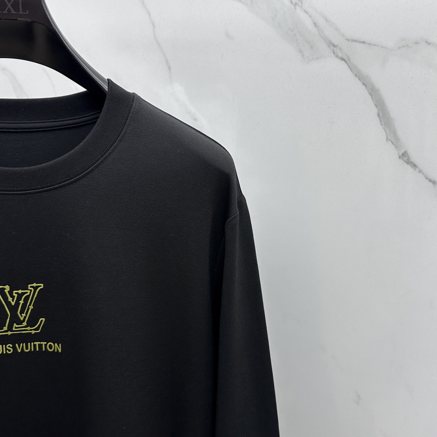 🆕1V*路易威登 2025SS秋季新款男士圆领长袖 T 恤，以当季色调传递典雅韵味，成就日常搭配佳选。胸