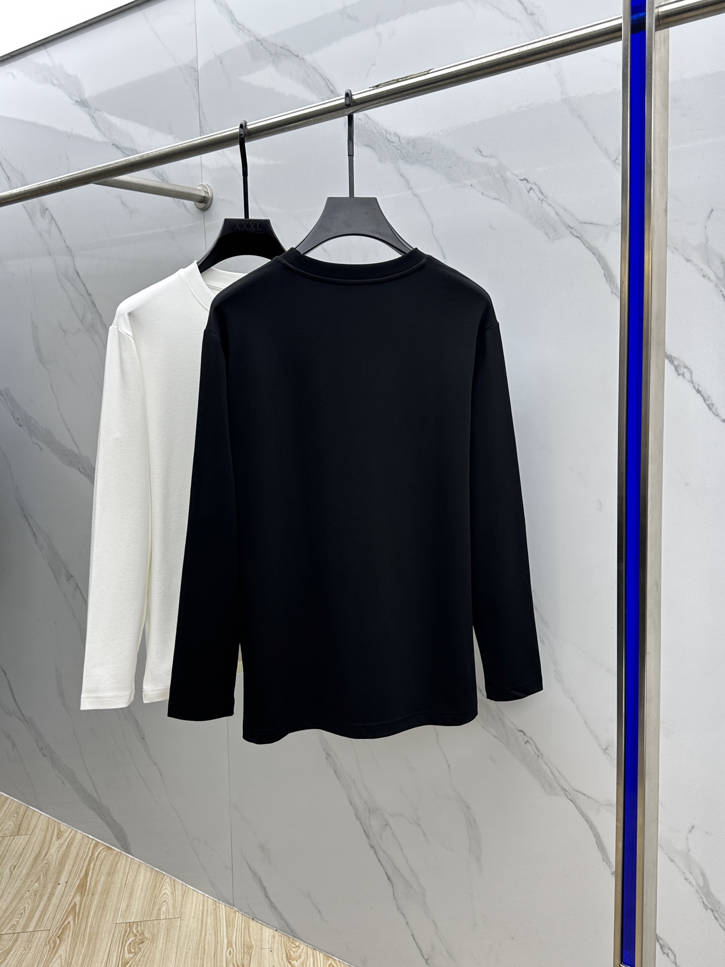 🆕1V*路易威登 2025SS秋季新款男士圆领长袖 T 恤，以当季色调传递典雅韵味，成就日常搭配佳选。胸