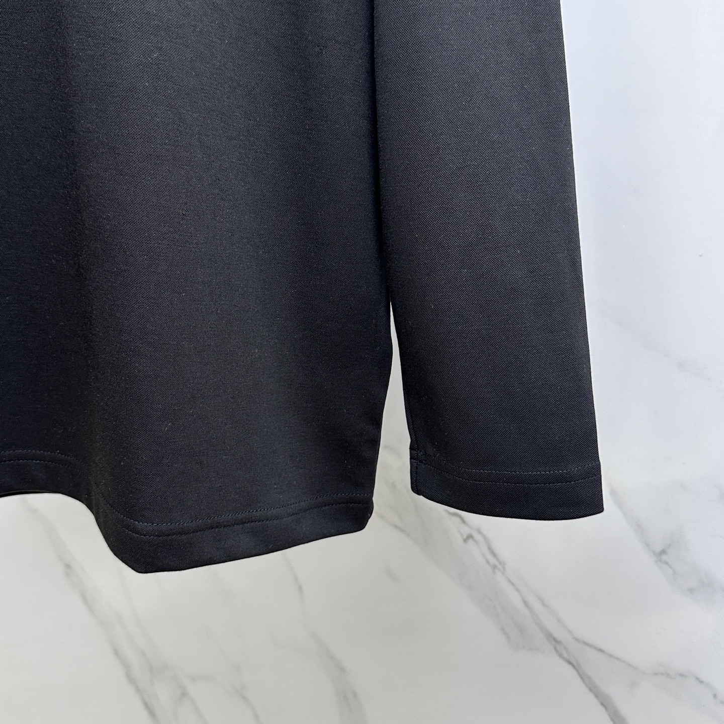 🆕1V*路易威登 2025SS秋季新款男士圆领长袖 T 恤，以当季色调传递典雅韵味，成就日常搭配佳选。胸