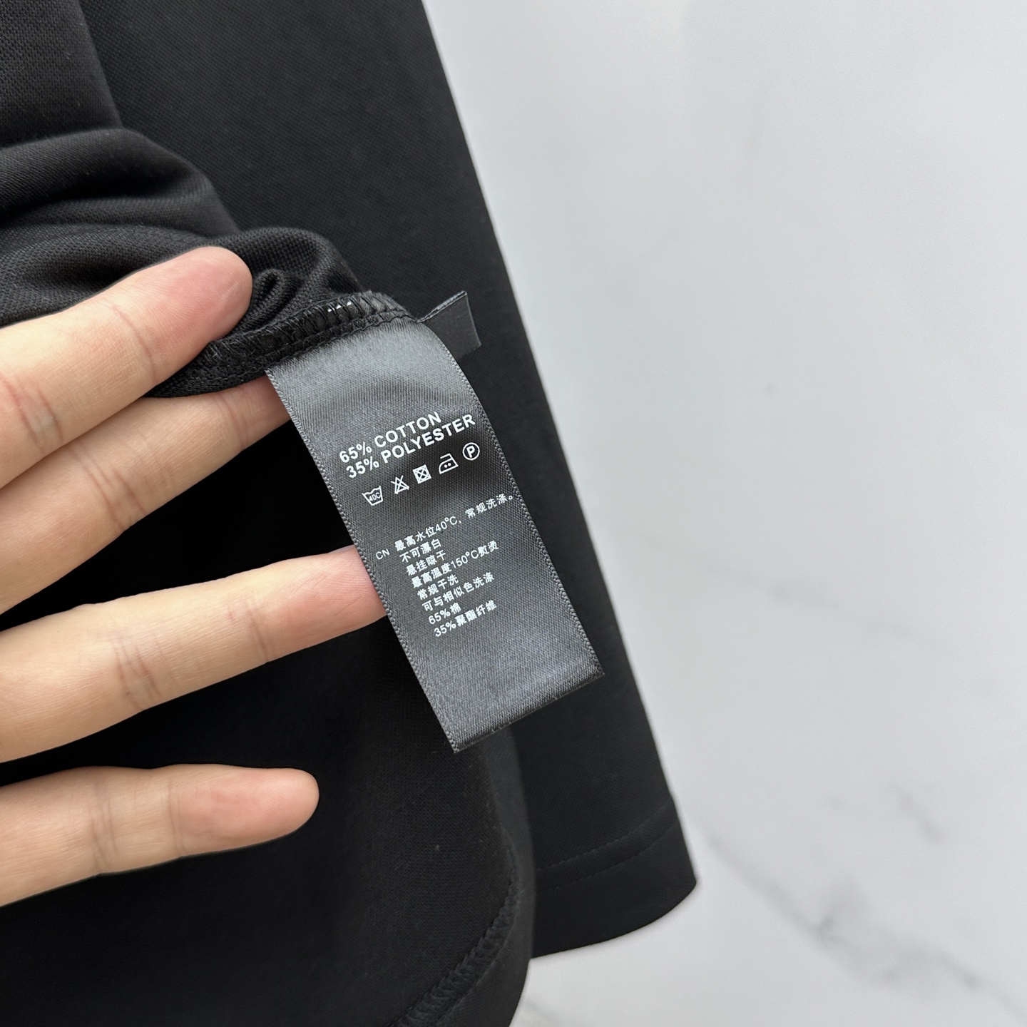 🆕1V*路易威登 2025SS秋季新款男士圆领长袖 T 恤，以当季色调传递典雅韵味，成就日常搭配佳选。胸