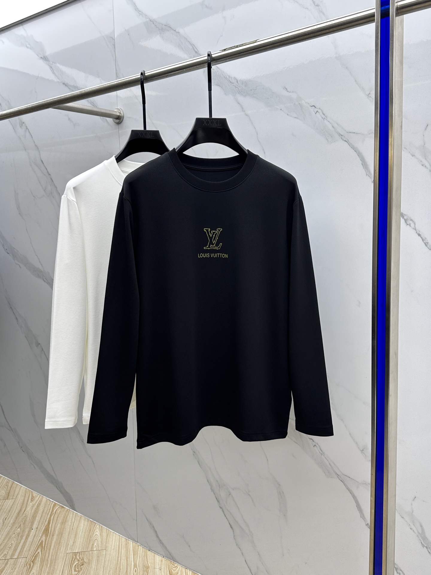 NO:568034,1V*Louis Vuitton's 2025SS autumn new men's round neck long-sleeved T-shirt delivers elegant charm with seasonal tones, making it a good choice for daily matching. The logo on the chest implicitly marks the brand identity, and the letter three-dimensional printing technology is fine in workmanship, fashionable and atmospheric, and comfortable to the skin. High-end customization xh sizes M-3XL, Louis Vuitton, Alexander Wang198609091V*路易威登 2025SS秋季新款男士圆领长袖 T 恤,以当季色调传递典雅韵味,成就日常搭配佳选.胸前logo标识含蓄标注品牌身份,字母立体印花工艺、做工精细、时尚大气、贴肤舒适,高端定制xh 尺码M-3XL,,louis vuitton,alexander wang,Men's clothing