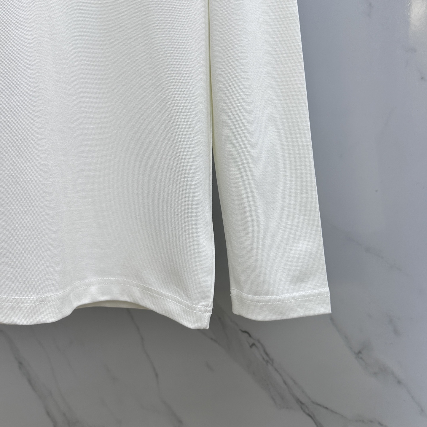 ￼ 🆕ARCTERYX始祖鸟 2025SS秋季新款男士圆领长袖 T 恤，以当季色调传递典雅韵味，成就日常